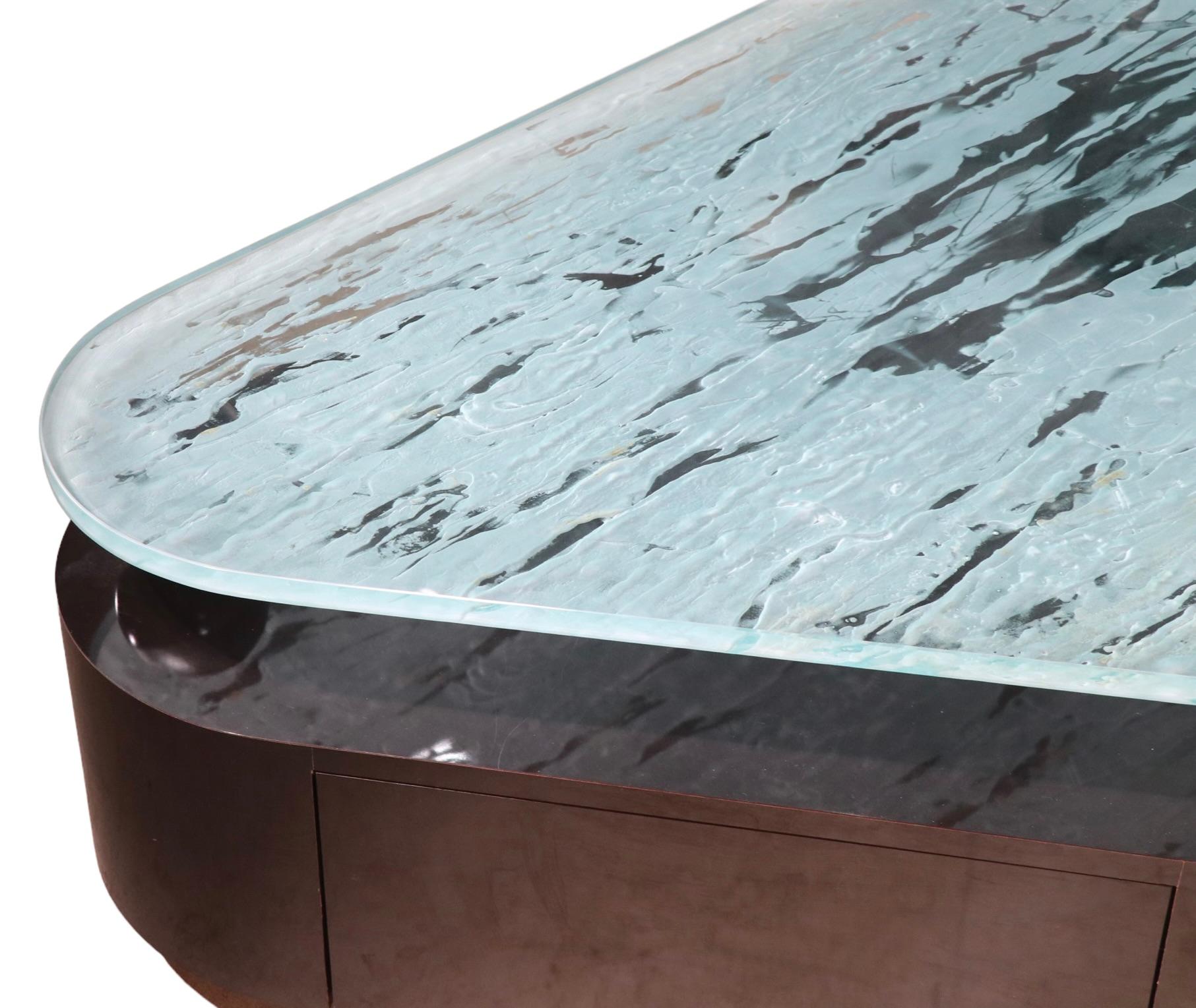 Grande table basse post-moderne avec base en formica et plateau en verre texturé en vente 12