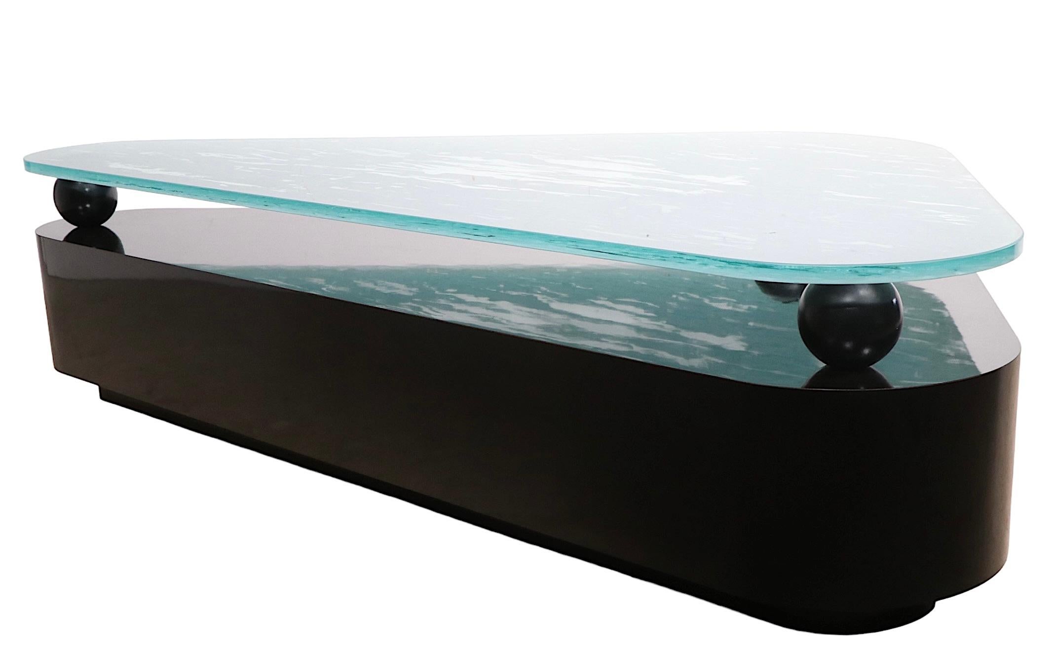 Postmoderne Grande table basse post-moderne avec base en formica et plateau en verre texturé en vente