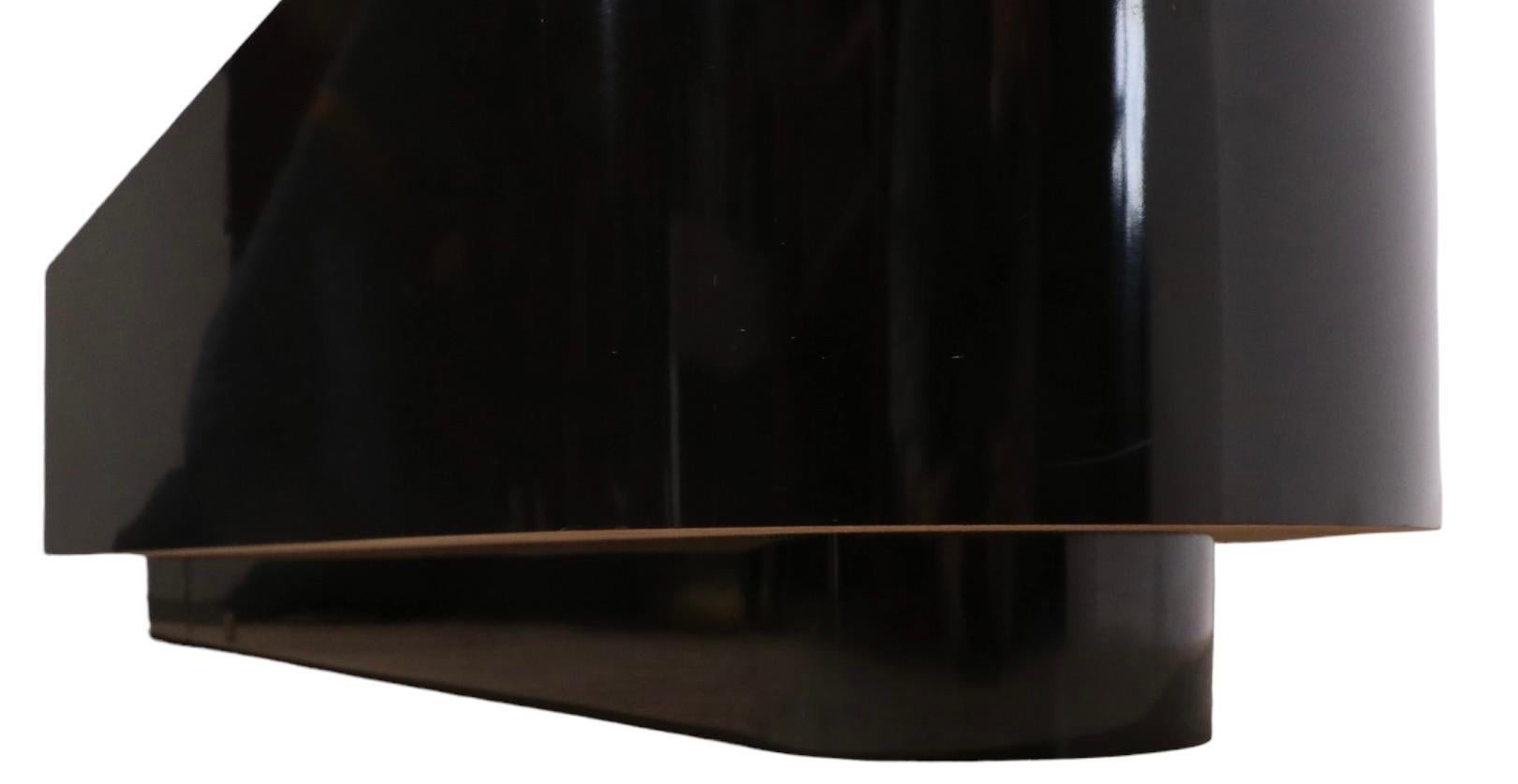 Américain Grande table basse post-moderne avec base en formica et plateau en verre texturé en vente
