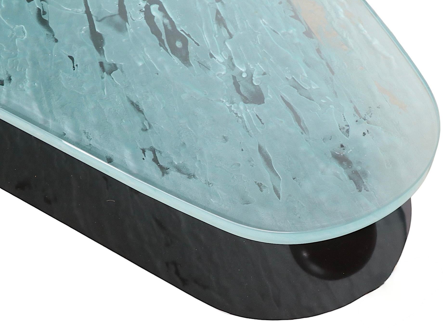 Grande table basse post-moderne avec base en formica et plateau en verre texturé Bon état - En vente à New York, NY