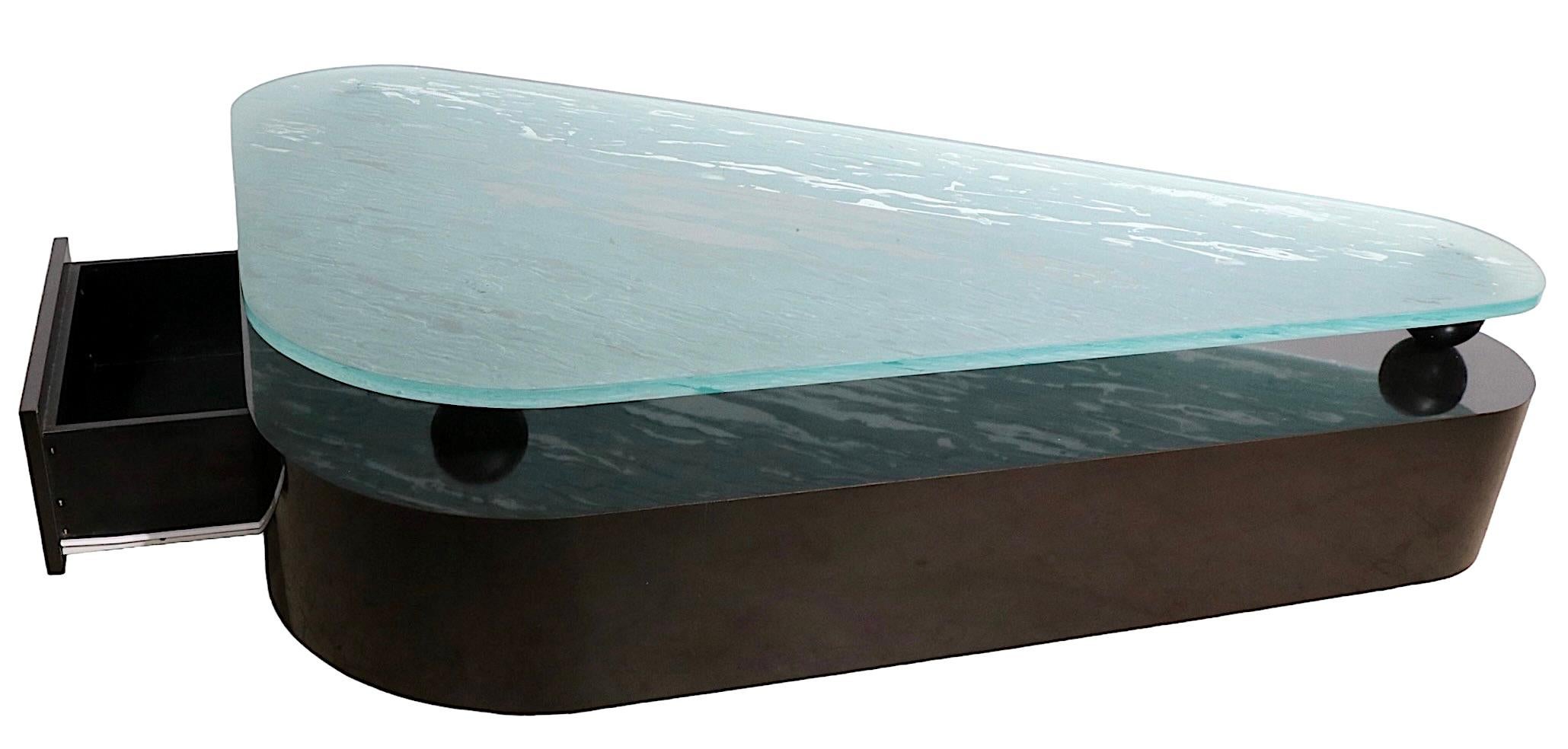 20ième siècle Grande table basse post-moderne avec base en formica et plateau en verre texturé en vente
