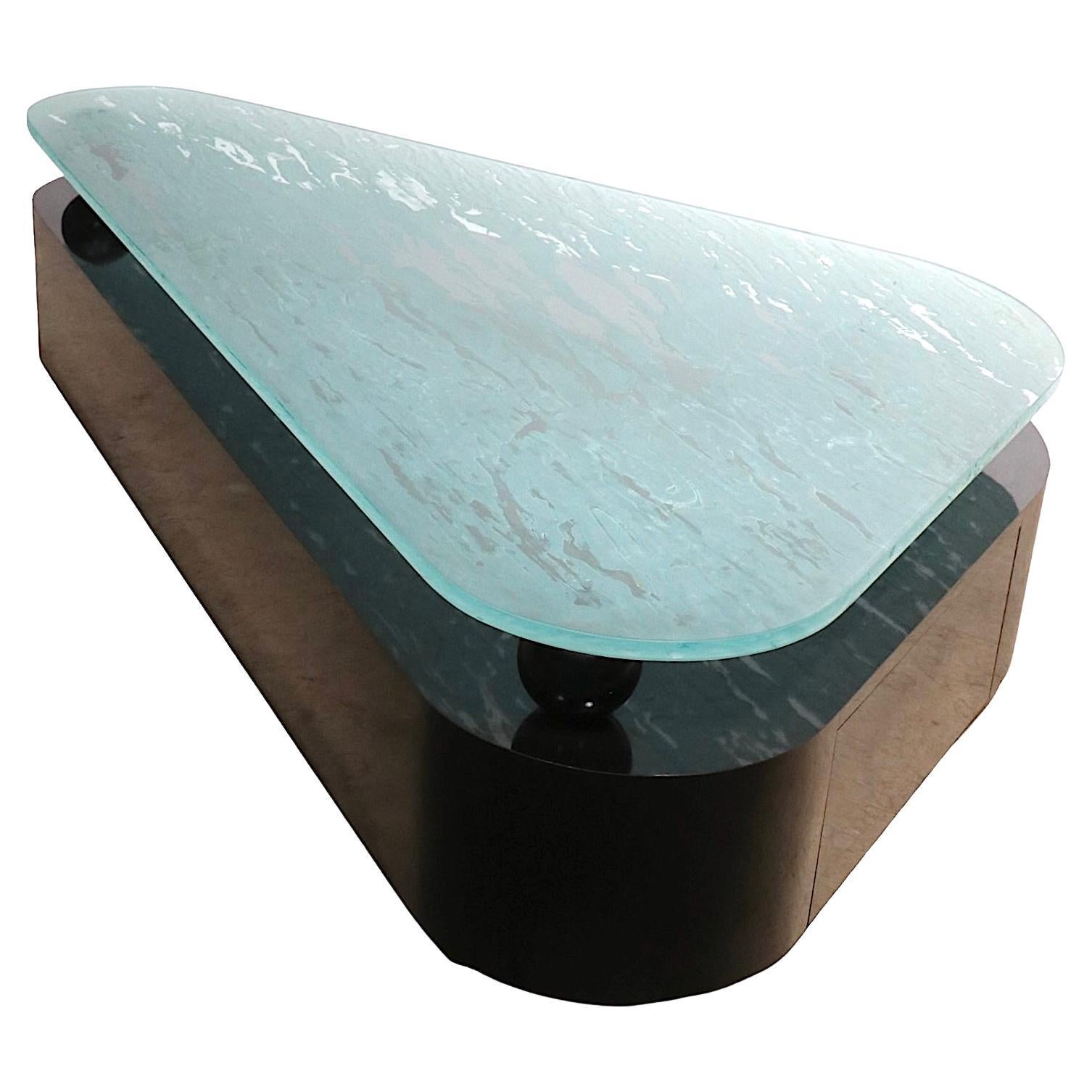 Grande table basse post-moderne avec base en formica et plateau en verre texturé en vente