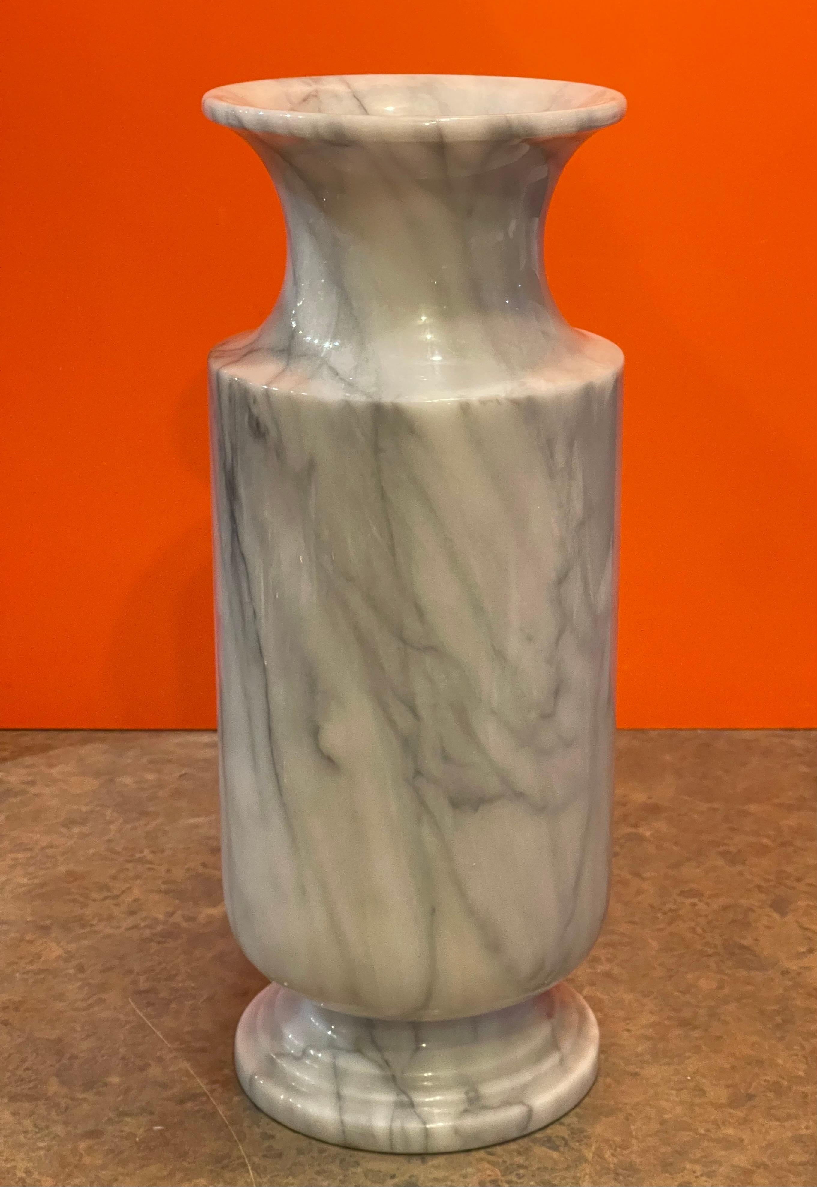 Grand vase italien post-moderne en marbre de Carrare Bon état - En vente à San Diego, CA