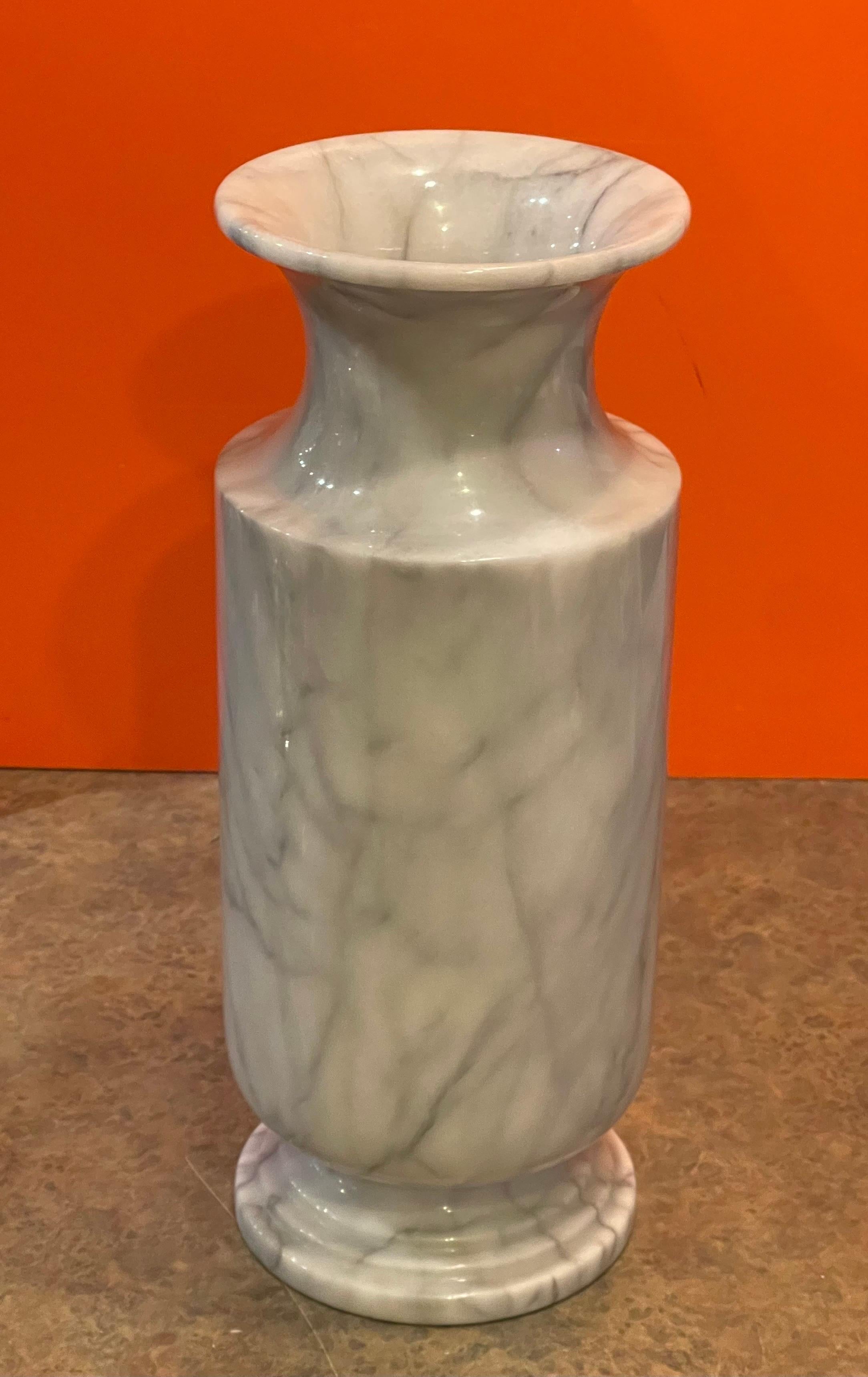 20ième siècle Grand vase italien post-moderne en marbre de Carrare en vente