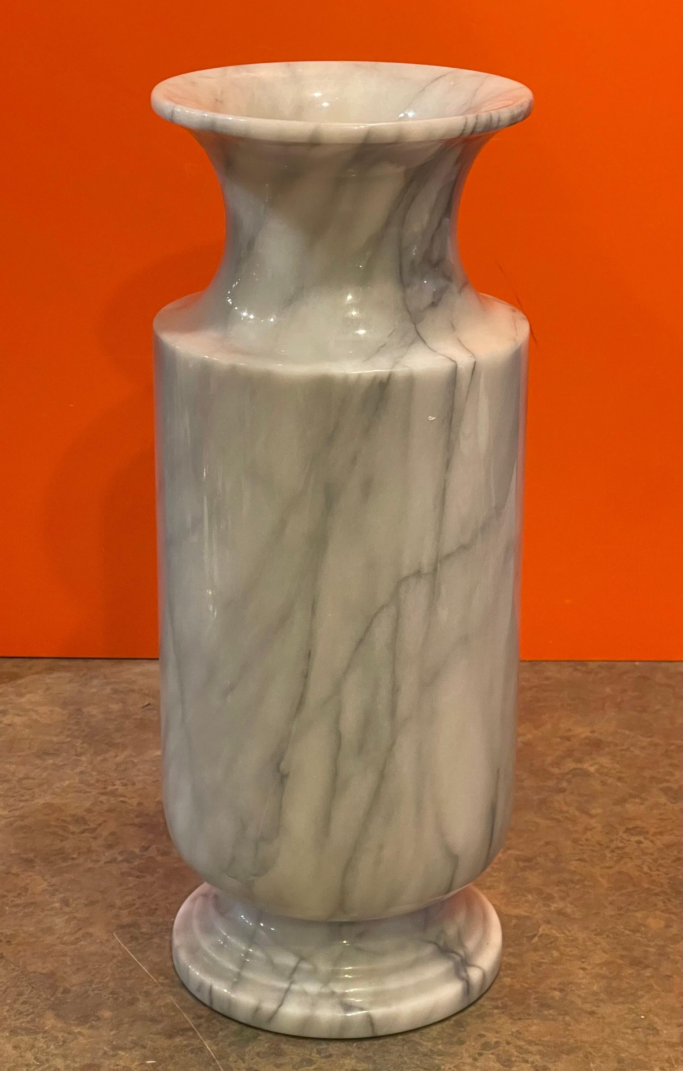 Grand vase italien post-moderne en marbre de Carrare en vente 1