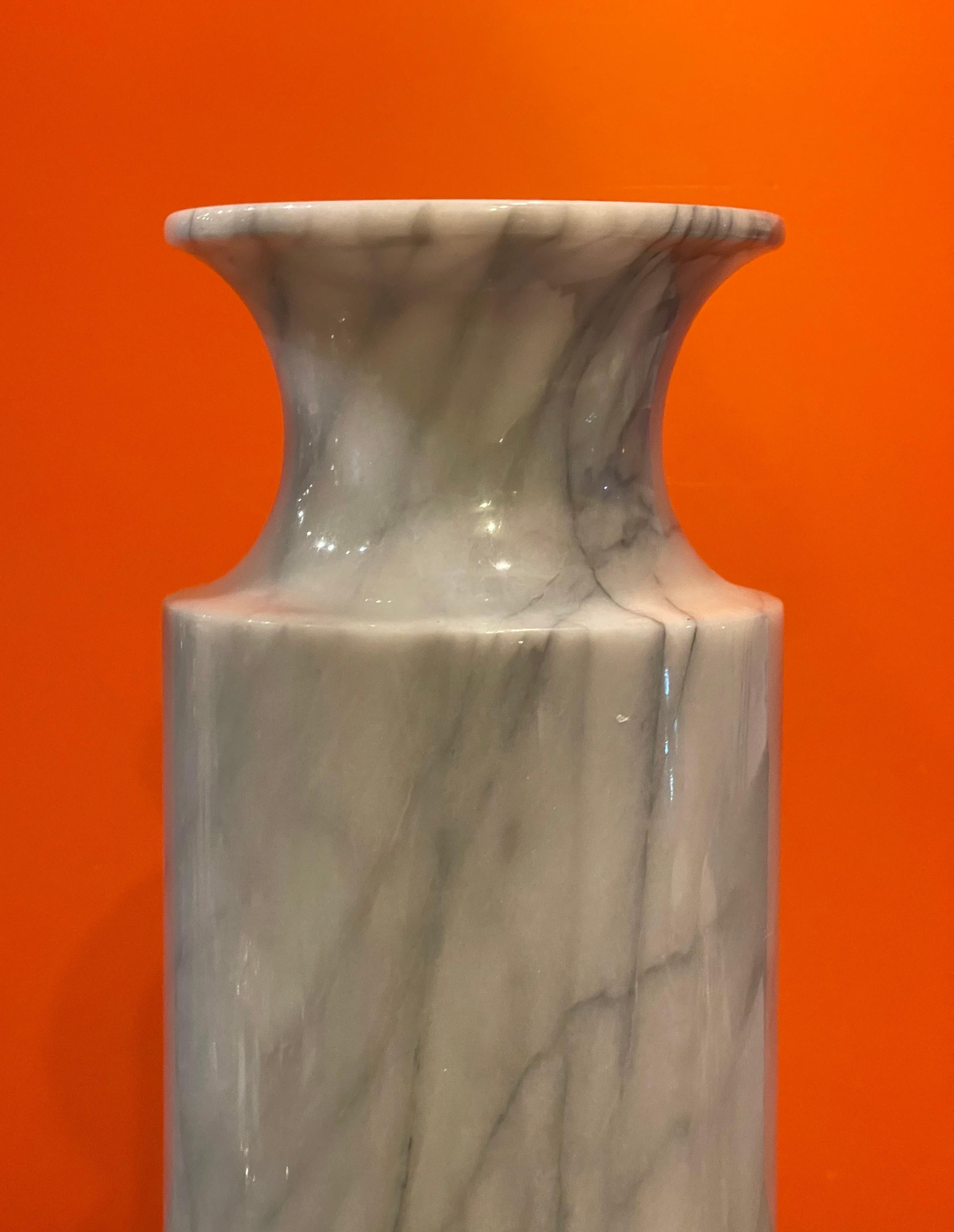 Grand vase italien post-moderne en marbre de Carrare en vente 3