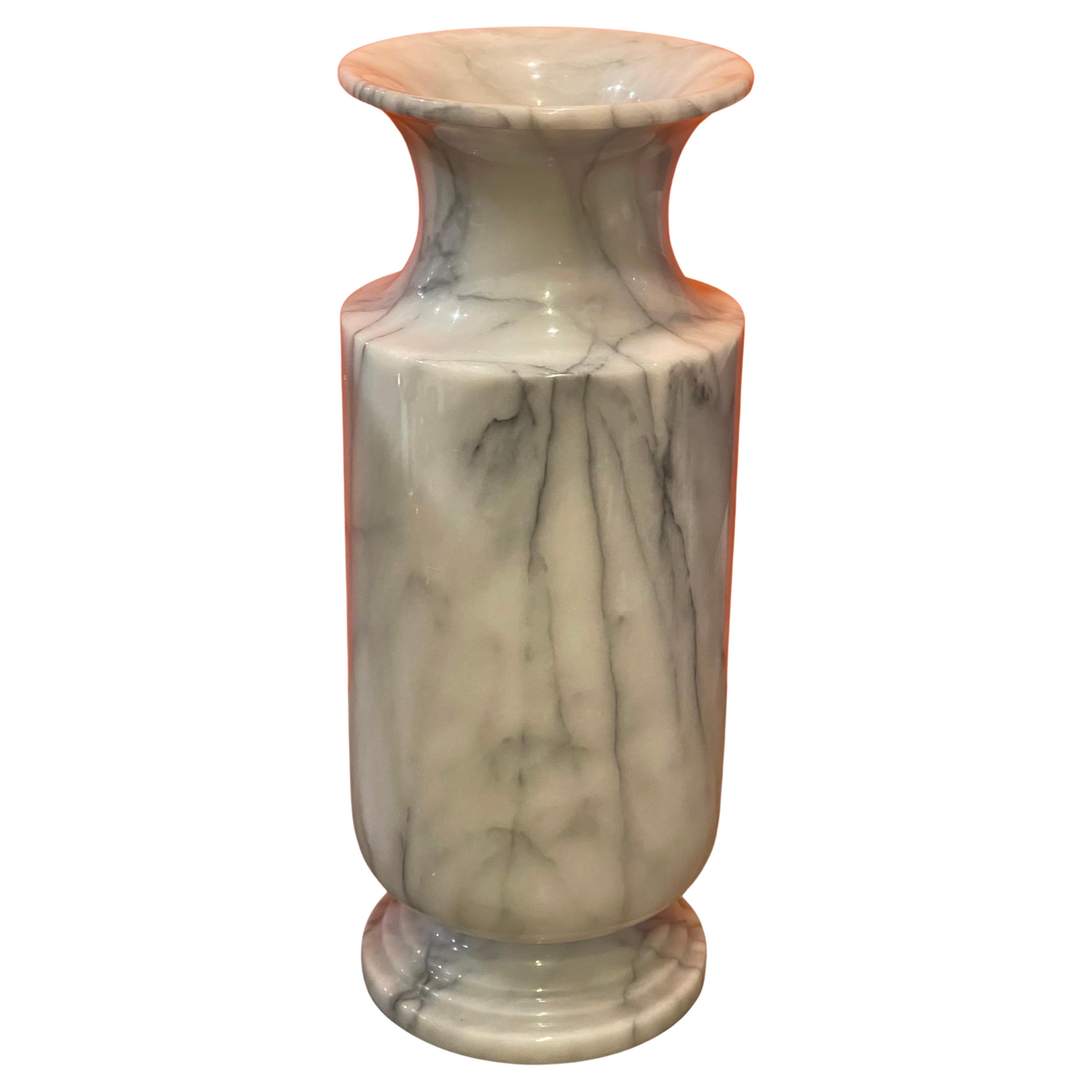 Grand vase italien post-moderne en marbre de Carrare en vente