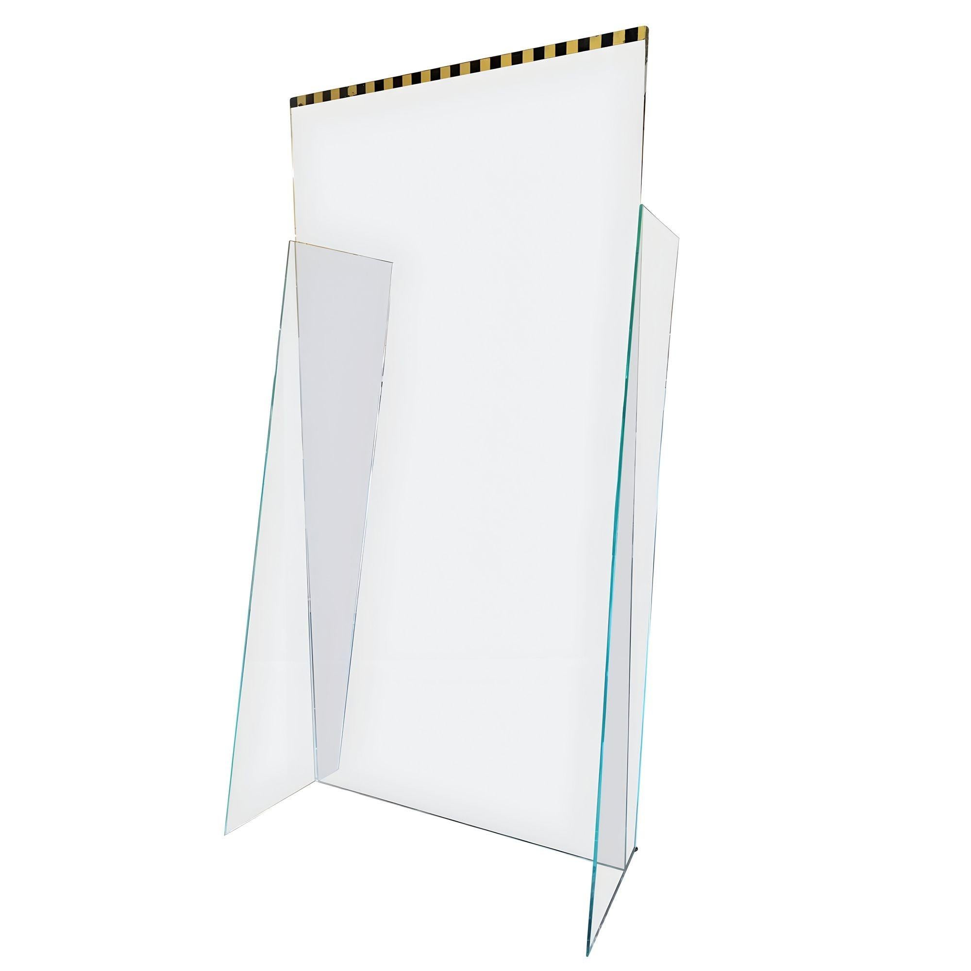 Grande parete divisoria in plexiglass moderna alta 8', composta da 3 pezzi di plexi su misura. C'è un modello di cautela direzionale lungo la parte superiore. 
 
 