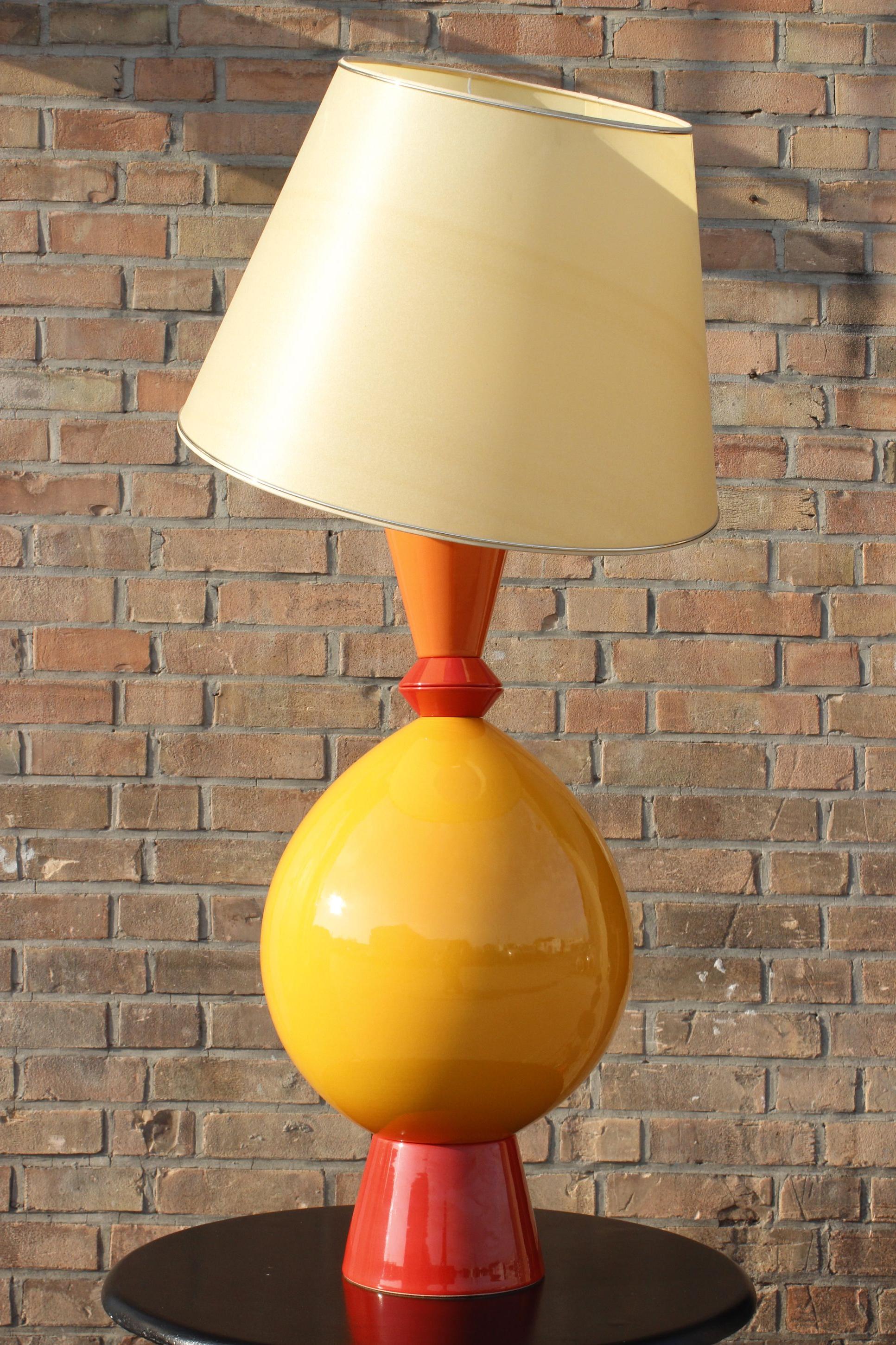 Große postmoderne Tischlampe aus glasierter Keramik von Lampes D'Albret, Frankreich 1990er Jahre (Postmoderne) im Angebot