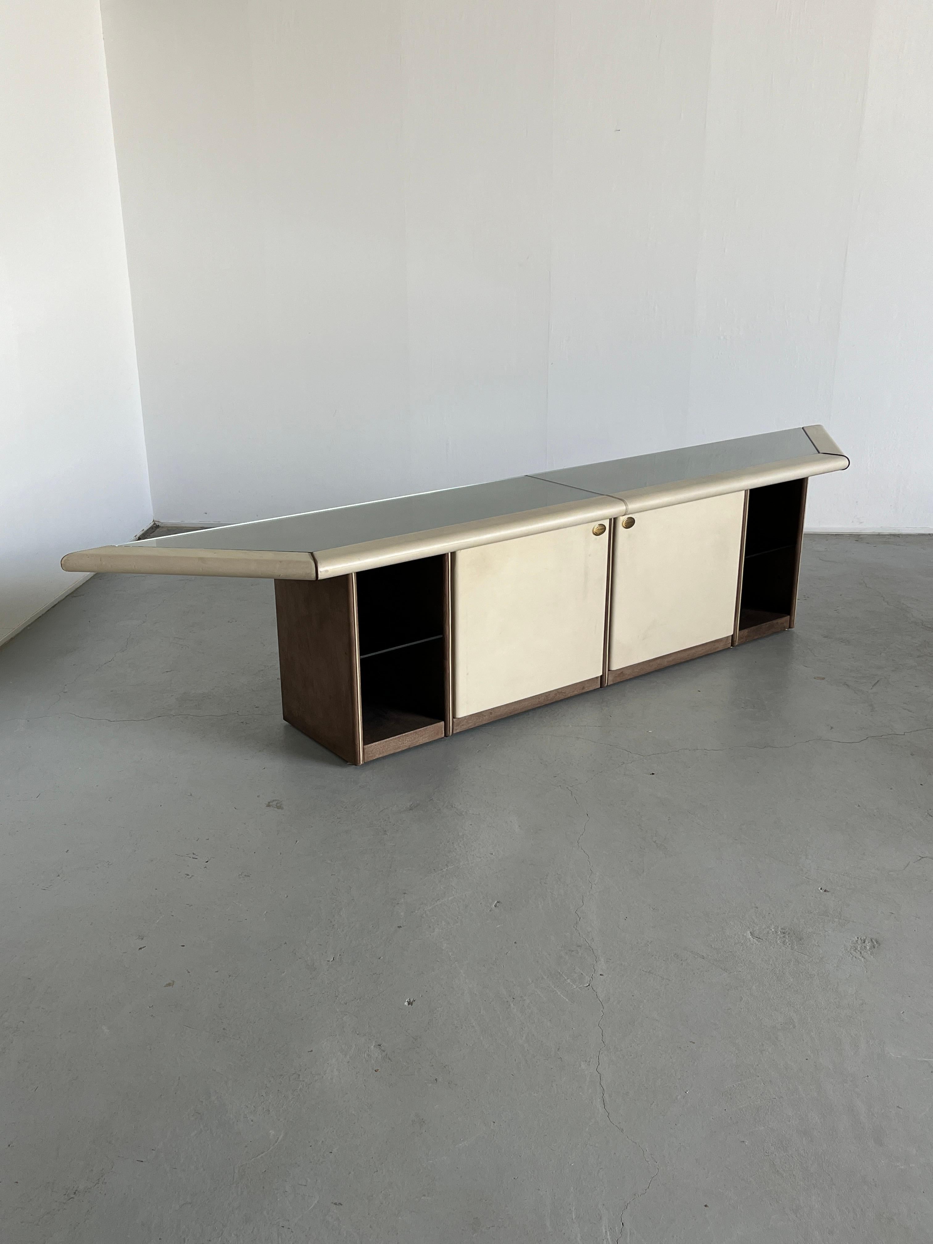 Elegante consolle postmoderna appartenente al sistema 