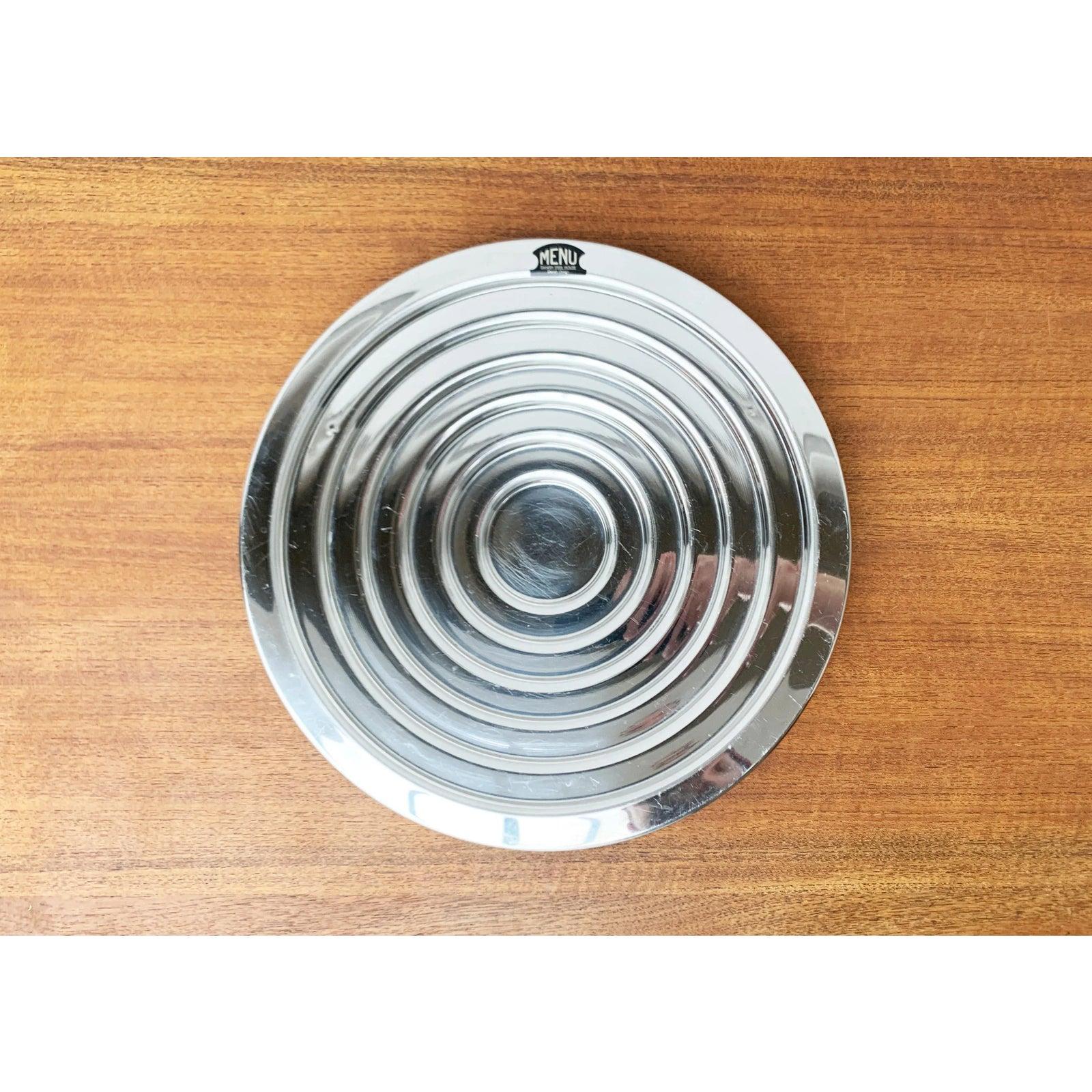 Große postmoderne dänische Metallschüssel von Menu, 1980er Jahre, in sehr gutem Zustand. Die Produkte, die zwischen 1980 und 1989 entworfen wurden, haben einen offiziellen Echtheitsnachweis, z. B. in Form von Vintage-Katalogen, Designerunterlagen