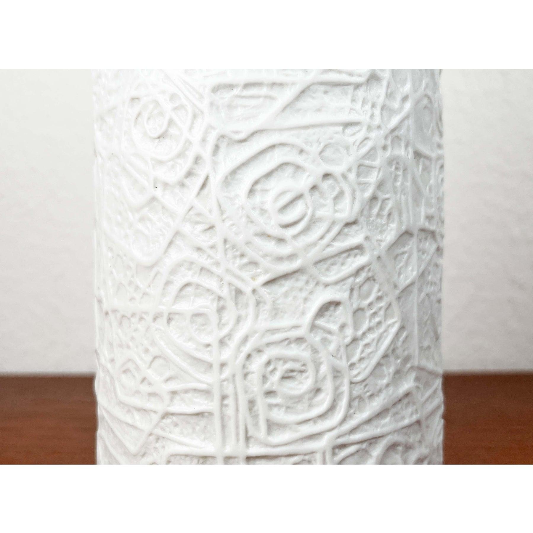 Gran jarrón de porcelana alemana posmoderna de Rosenthal, años 80, en muy buen estado. Diseñado de 1980 a 1989 Esta pieza tiene una marca de atribución.

Más información:
Materiales: Porcelana
Color: Blanco
Periodo: 1980s
País de origen: