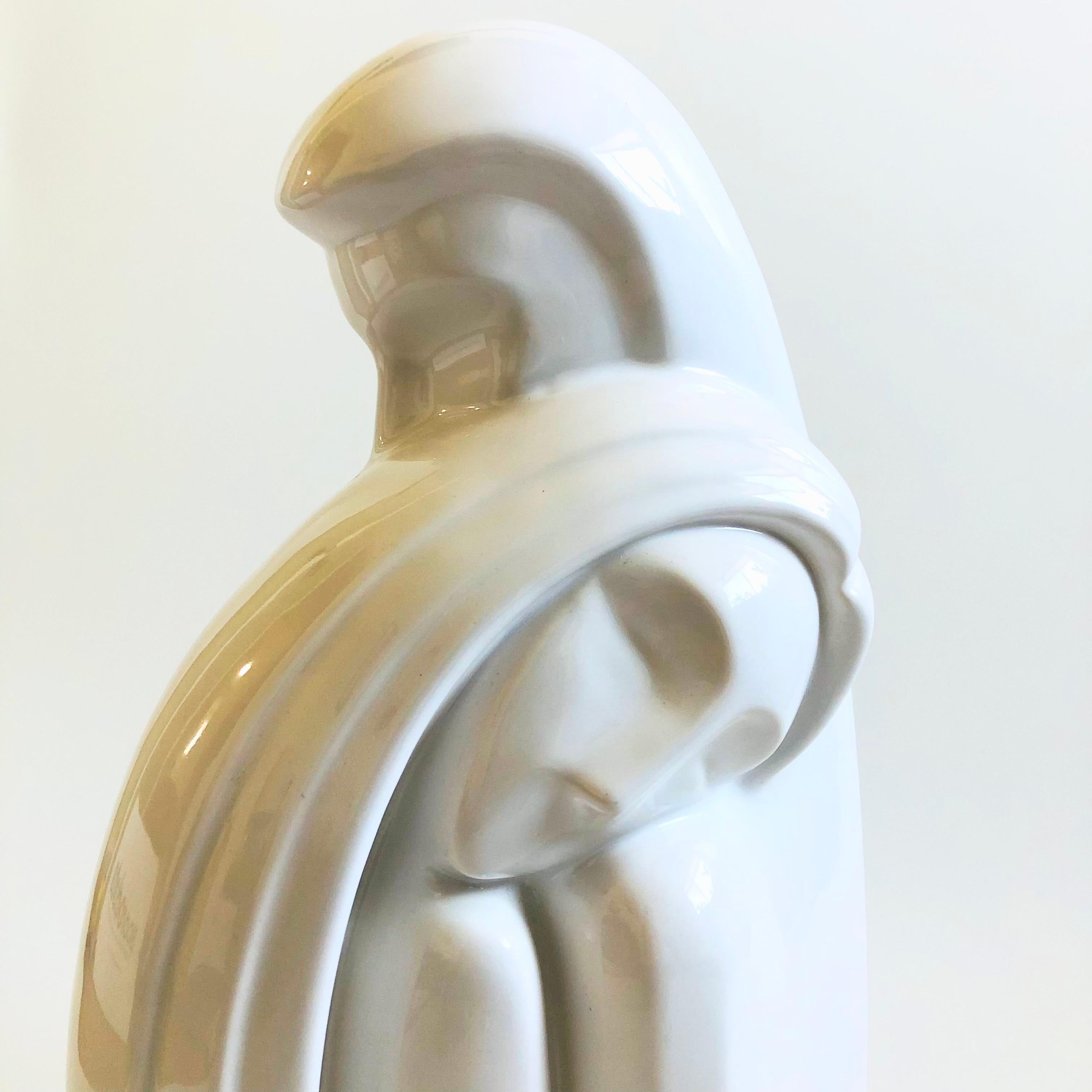 Una gran escultura figurativa posmoderna de cerámica de Haeger. Preciosos detalles estilizados deco en la pareja que se abraza, acabados en blanco de alto brillo. Pegatina en la base, fabricada en 1990.


