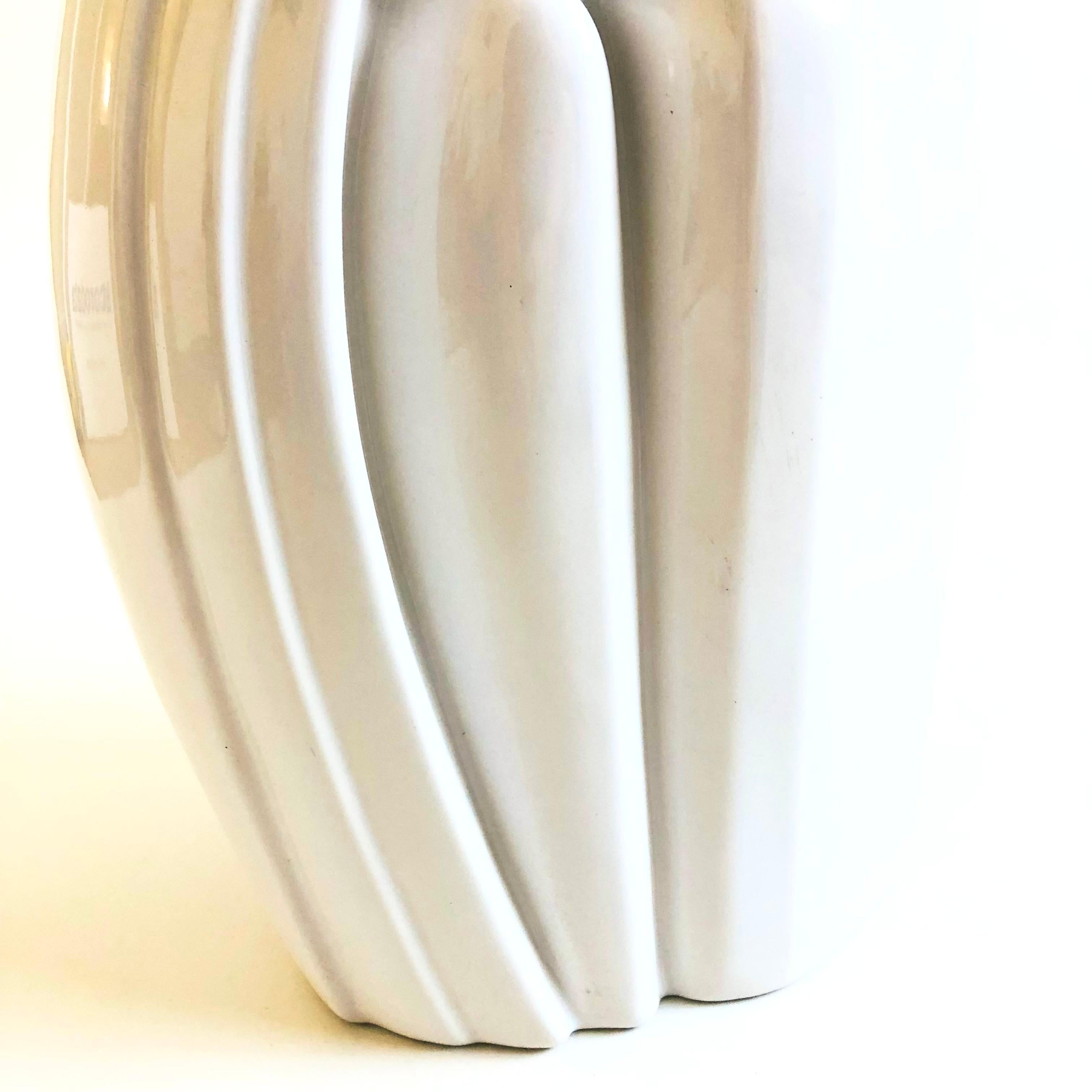Gran escultura postmoderna Haeger Amantes - 1990 Posmoderno en venta