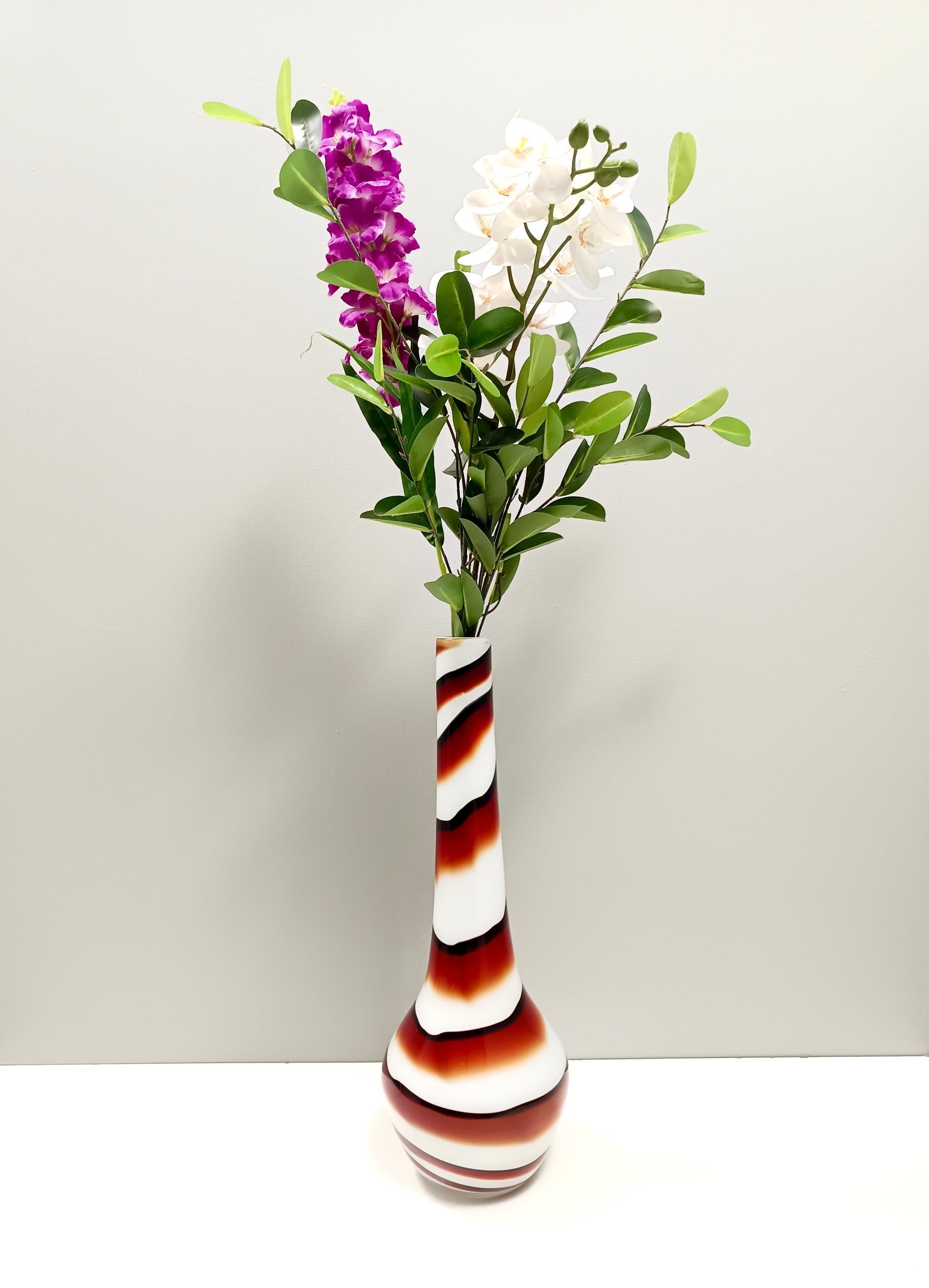 Hergestellt in Italien, 1970er Jahre.
Hergestellt aus schwerem, mundgeblasenem Murano-Glas mit gebogenen Streifen und einer doppelten Ummantelung (innen und außen) aus transparentem Glas. Durch dieses Verfahren wird die Transparenz des Glases