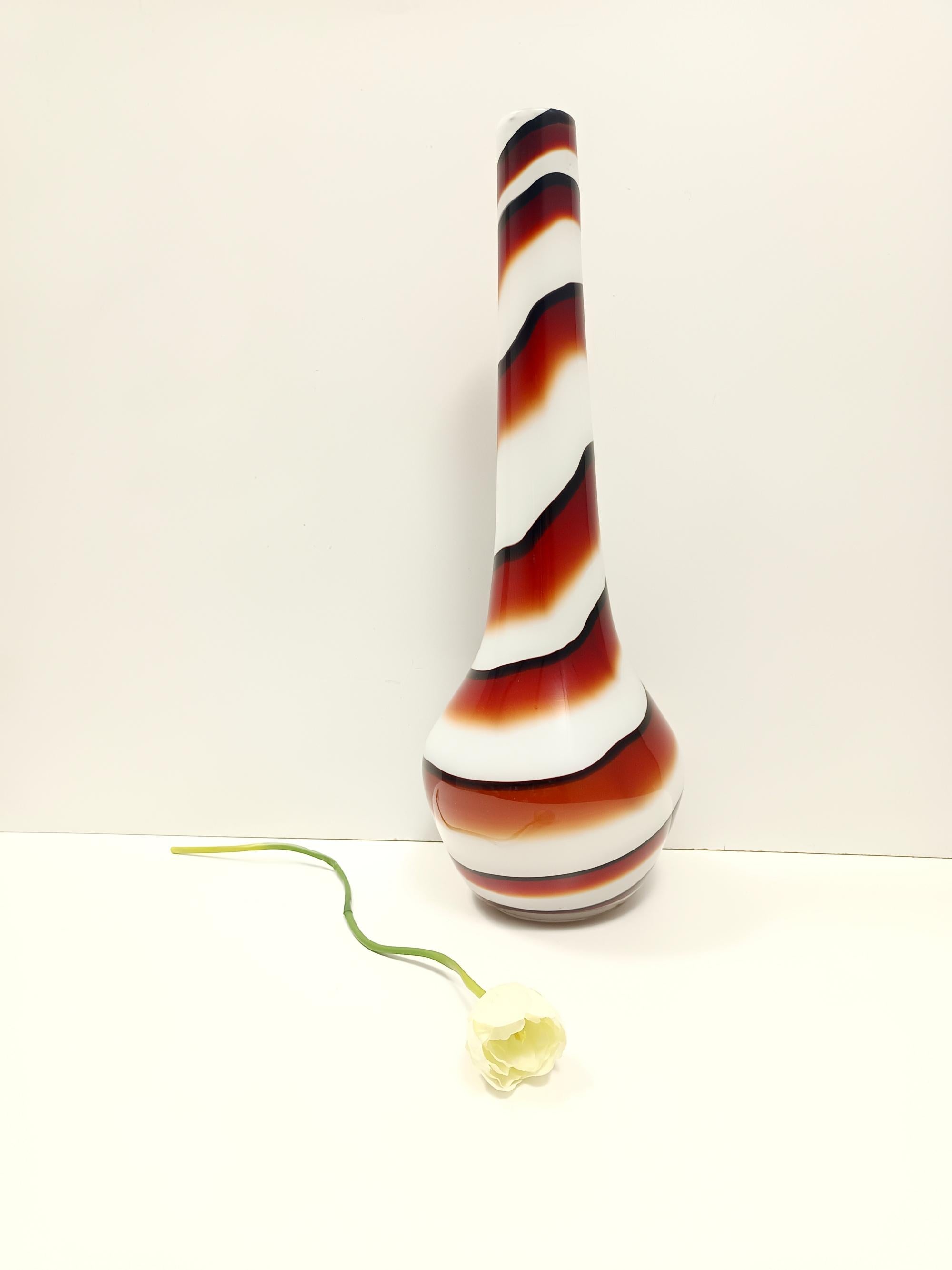 Große postmoderne Vase aus rotem, schwarzem und weißem Glas, Carlo Moretti zugeschrieben, Italien (Postmoderne) im Angebot