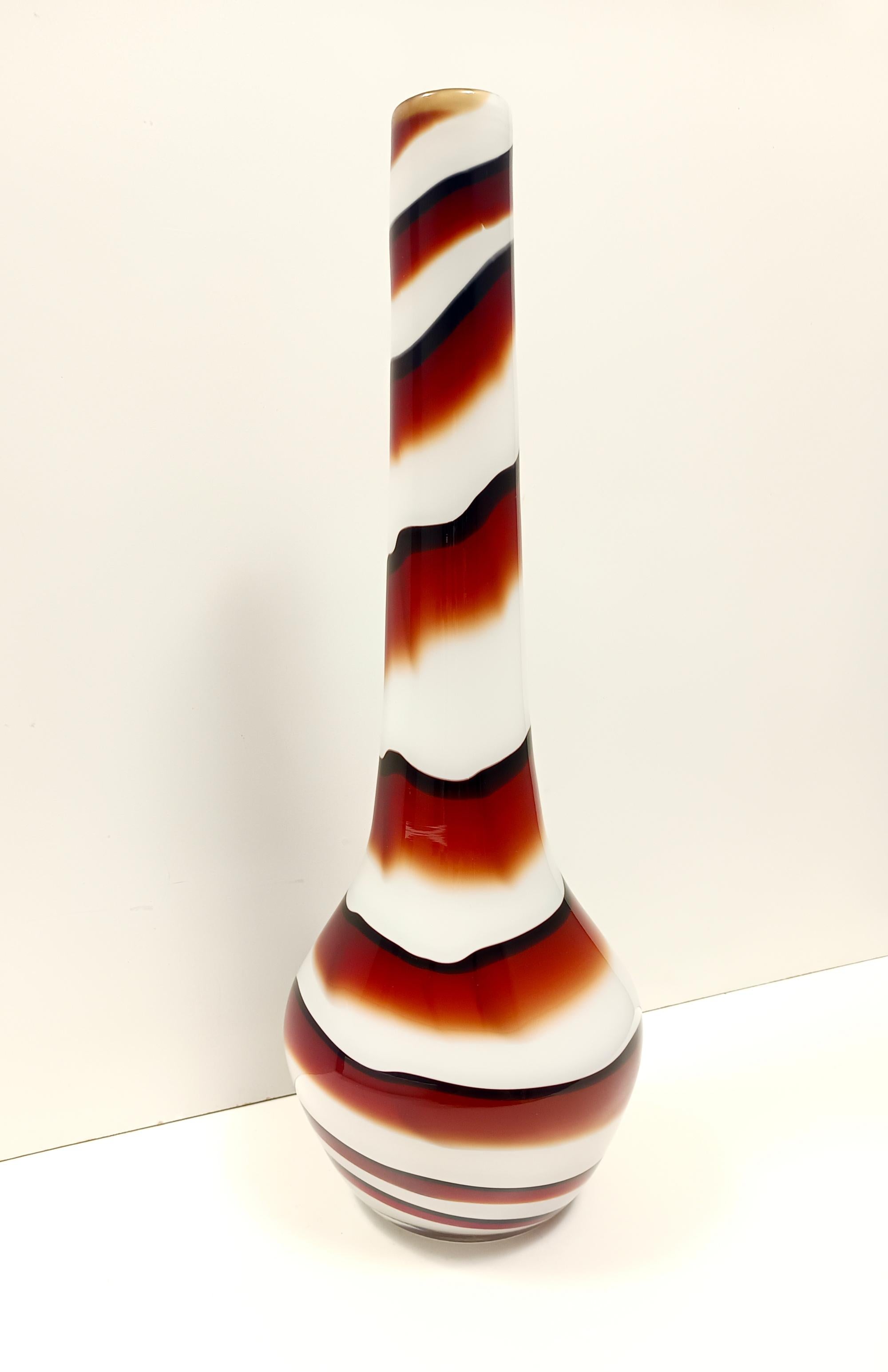 Große postmoderne Vase aus rotem, schwarzem und weißem Glas, Carlo Moretti zugeschrieben, Italien (Ende des 20. Jahrhunderts) im Angebot