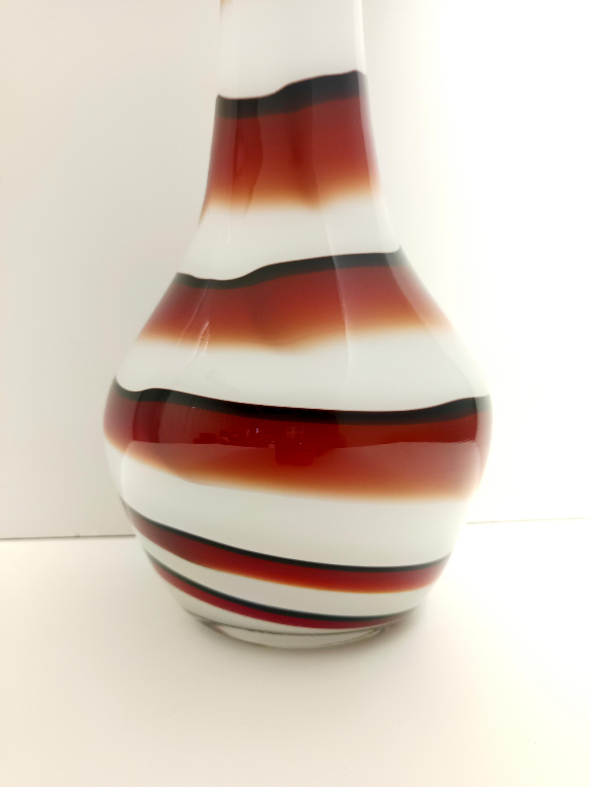 Große postmoderne Vase aus rotem, schwarzem und weißem Glas, Carlo Moretti zugeschrieben, Italien (Muranoglas) im Angebot