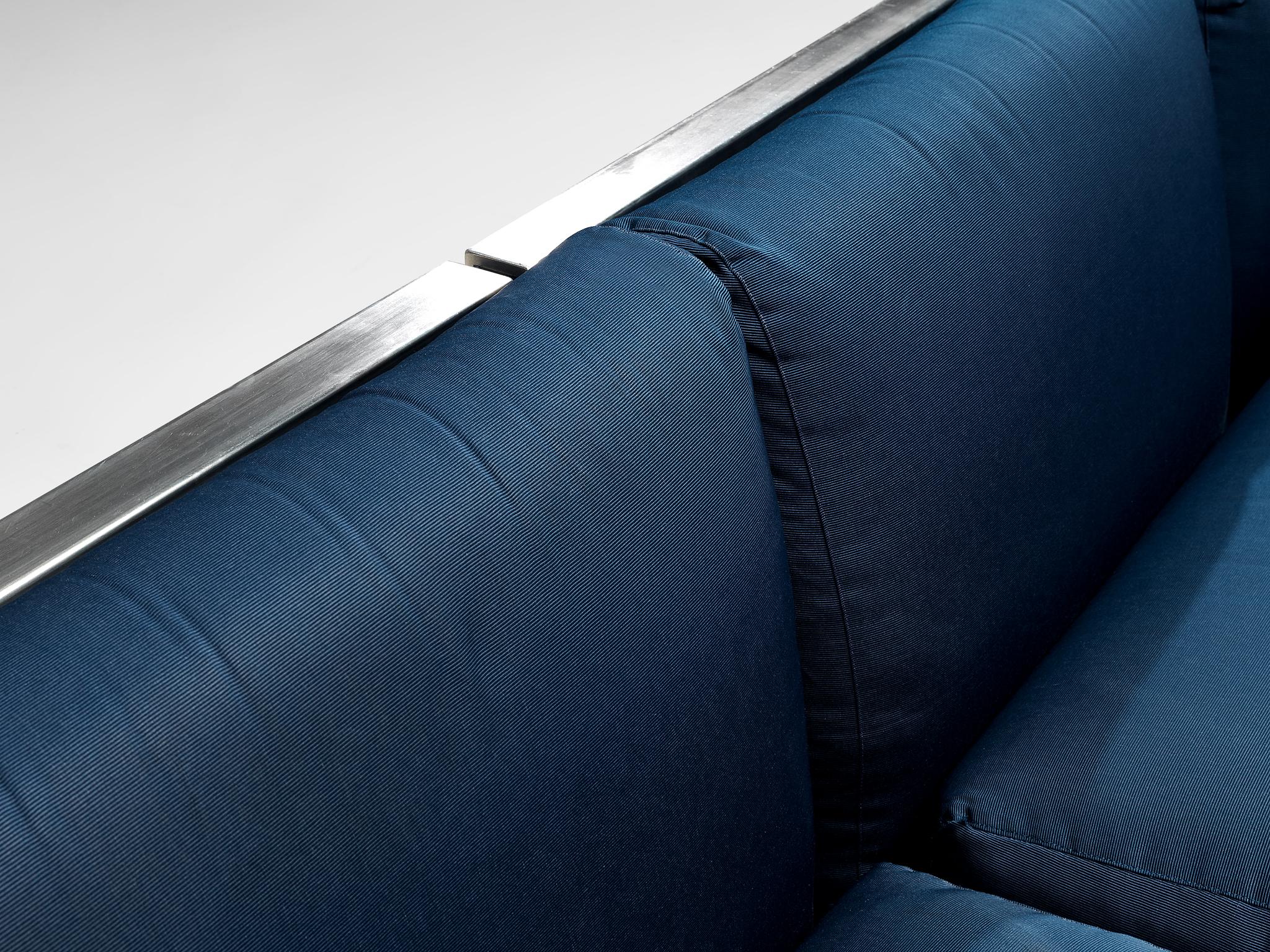Großes postmodernes Sofa mit blauer Polsterung und Aluminiumbezug  im Angebot 4