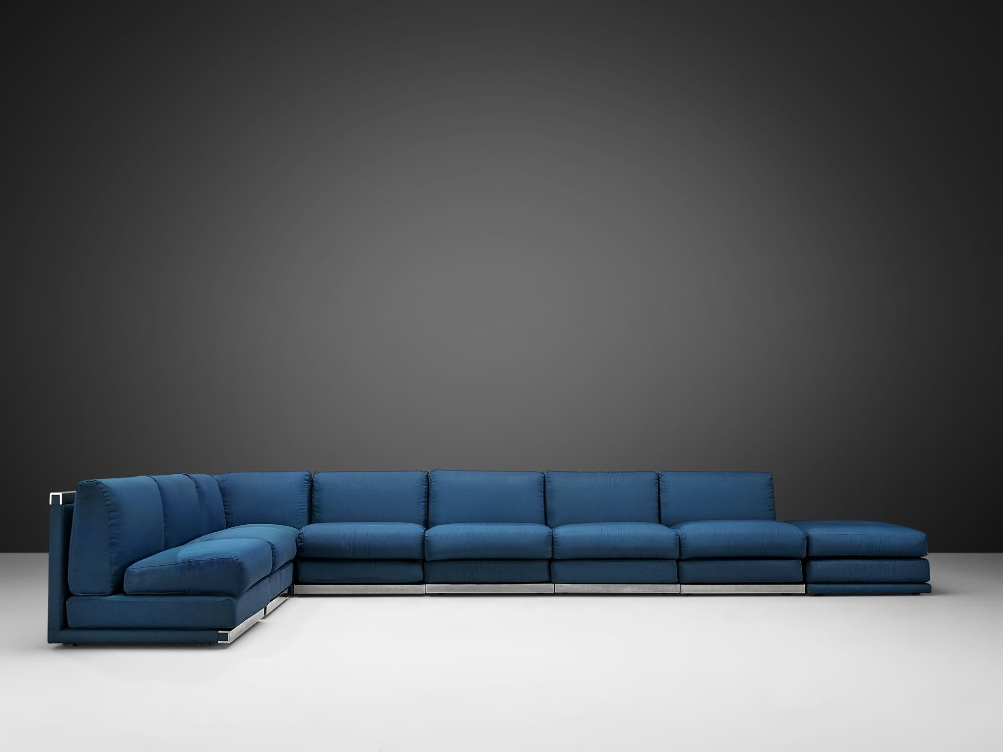 Großes postmodernes Sofa mit blauer Polsterung und Aluminiumbezug  (Postmoderne) im Angebot