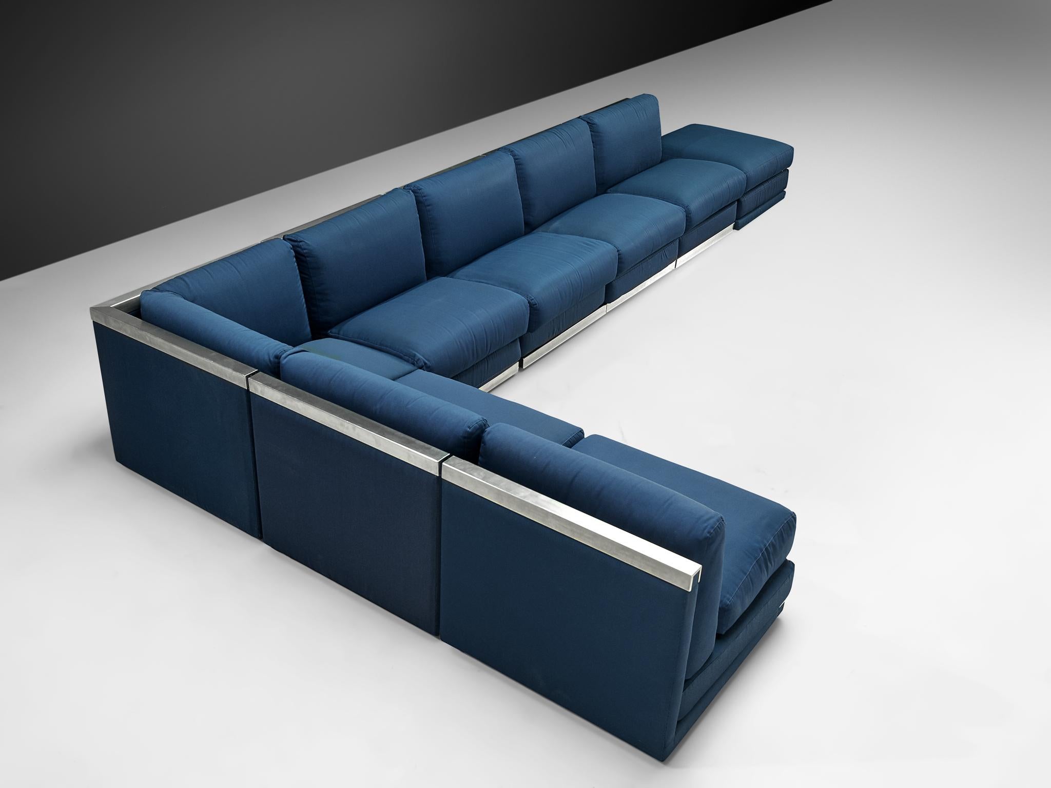 Großes postmodernes Sofa mit blauer Polsterung und Aluminiumbezug  (Italienisch) im Angebot