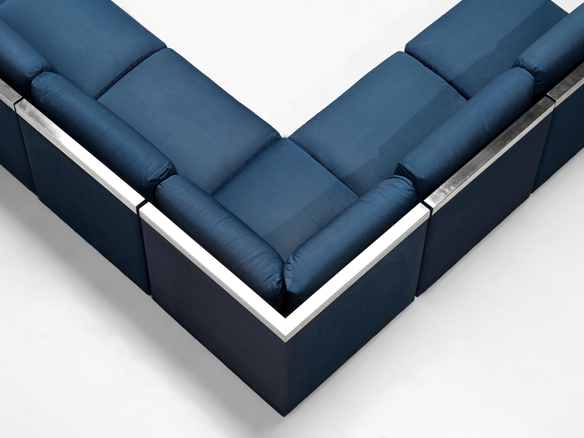 Großes postmodernes Sofa mit blauer Polsterung und Aluminiumbezug  (Ende des 20. Jahrhunderts) im Angebot