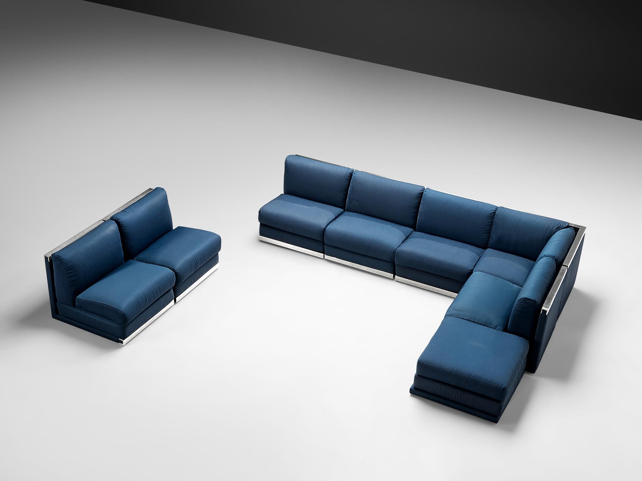 Großes postmodernes Sofa mit blauer Polsterung und Aluminiumbezug  im Angebot 1