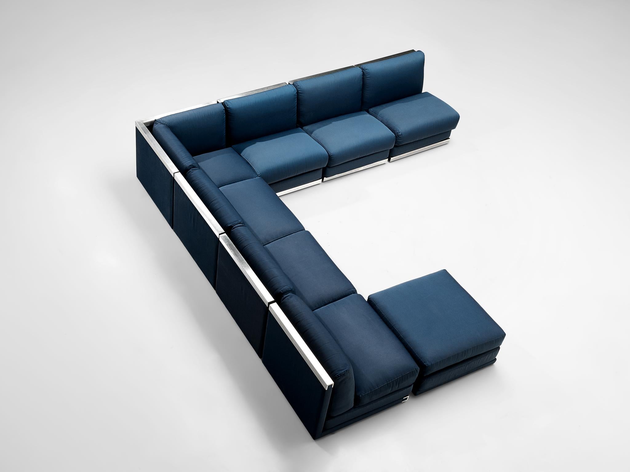 Grand canapé sectionnel postmoderne en tapisserie bleue et aluminium  en vente 1
