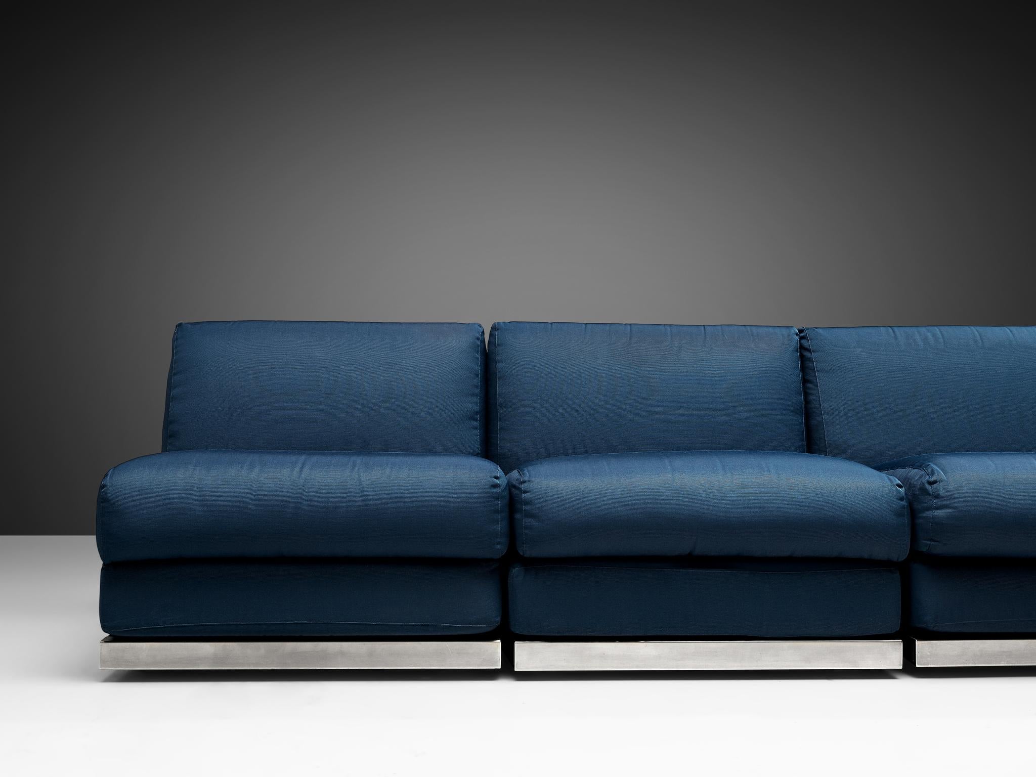 Großes postmodernes Sofa mit blauer Polsterung und Aluminiumbezug  im Angebot 3