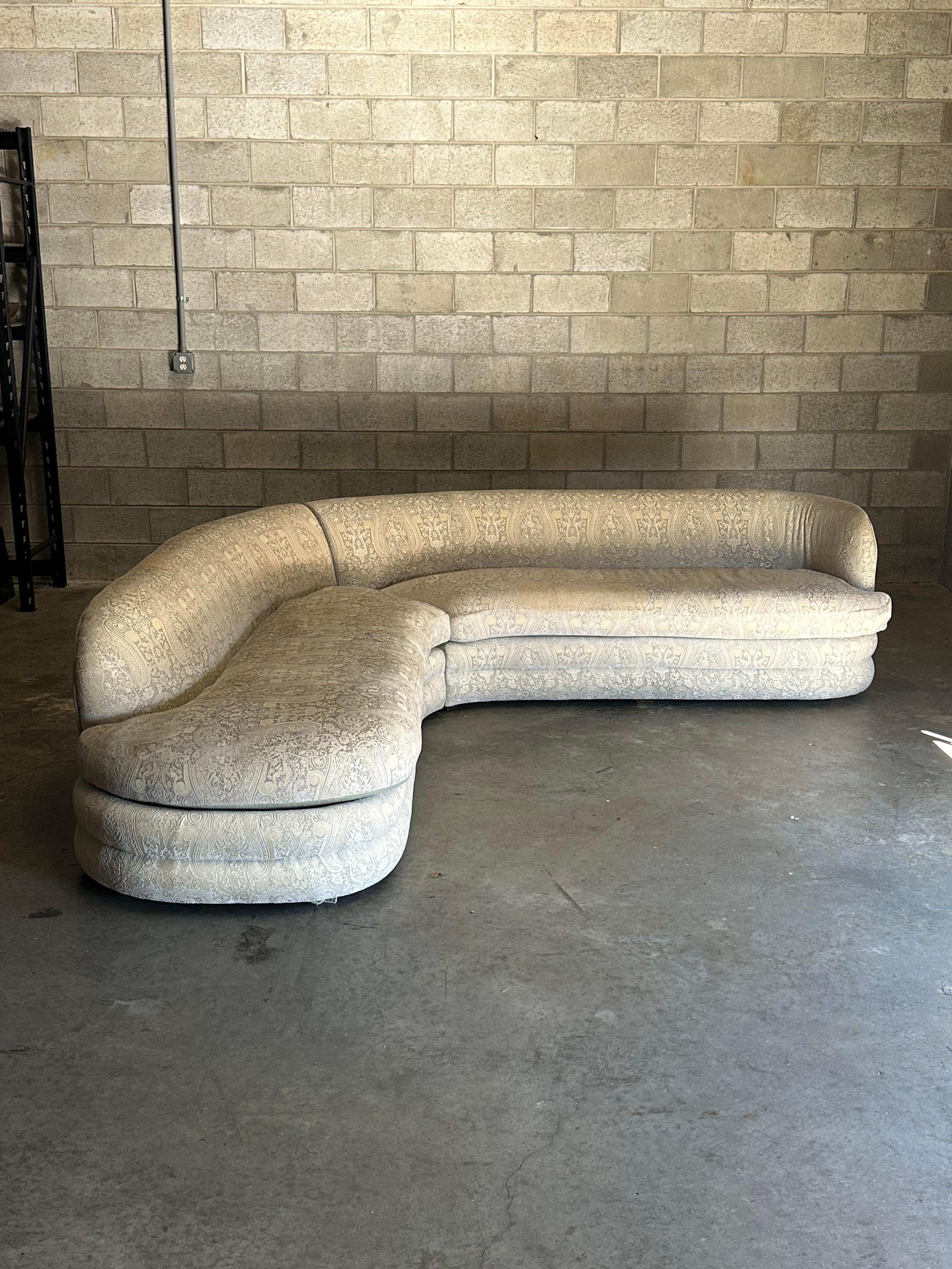 Intéressant canapé de style postmoderne avec une forme serpentine. Grand canapé organique en forme de L avec une empreinte de pied de 106