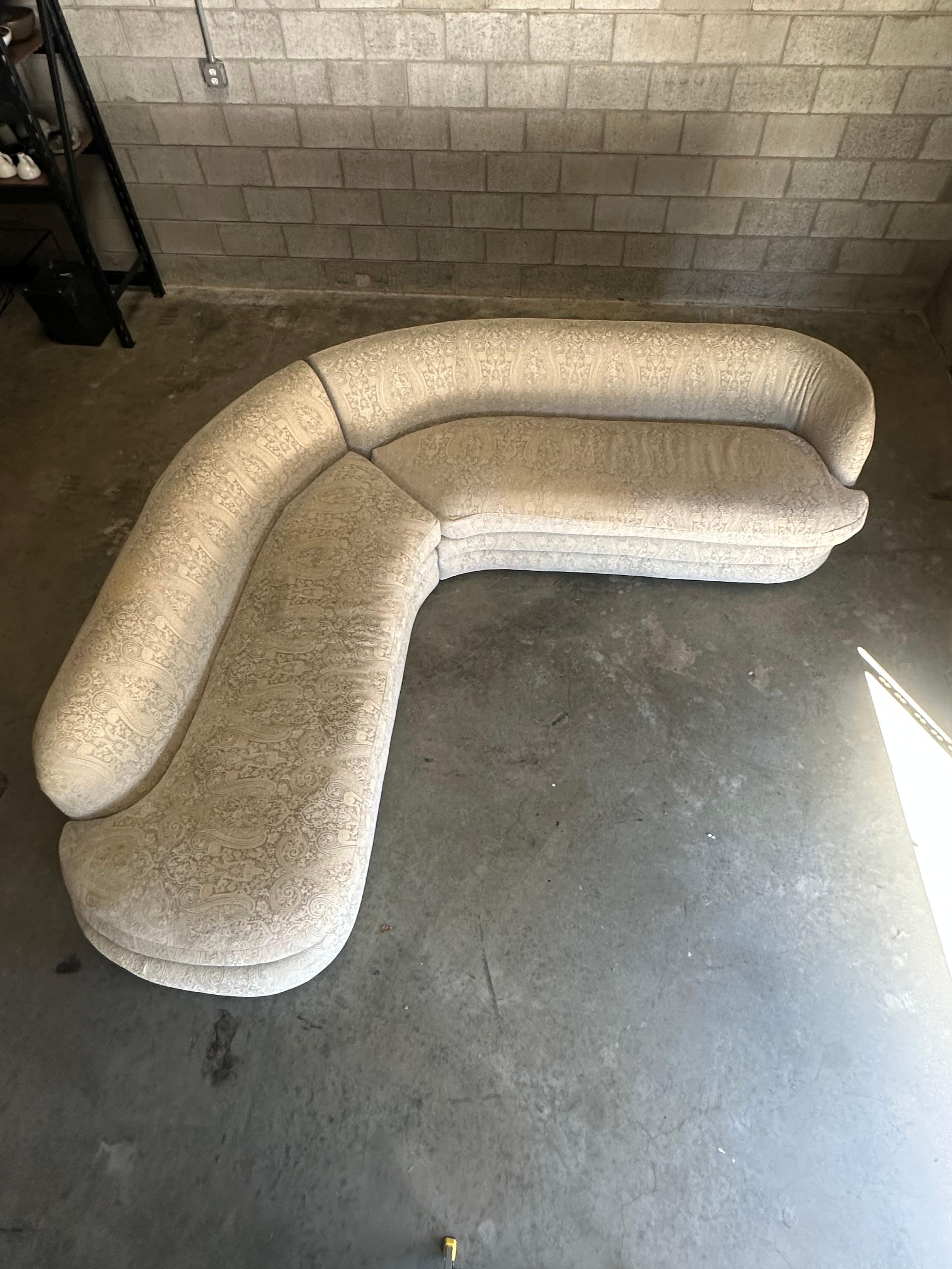 Américain Grand sectionnel serpentin postmoderne avec base empilée d'après Directional en vente