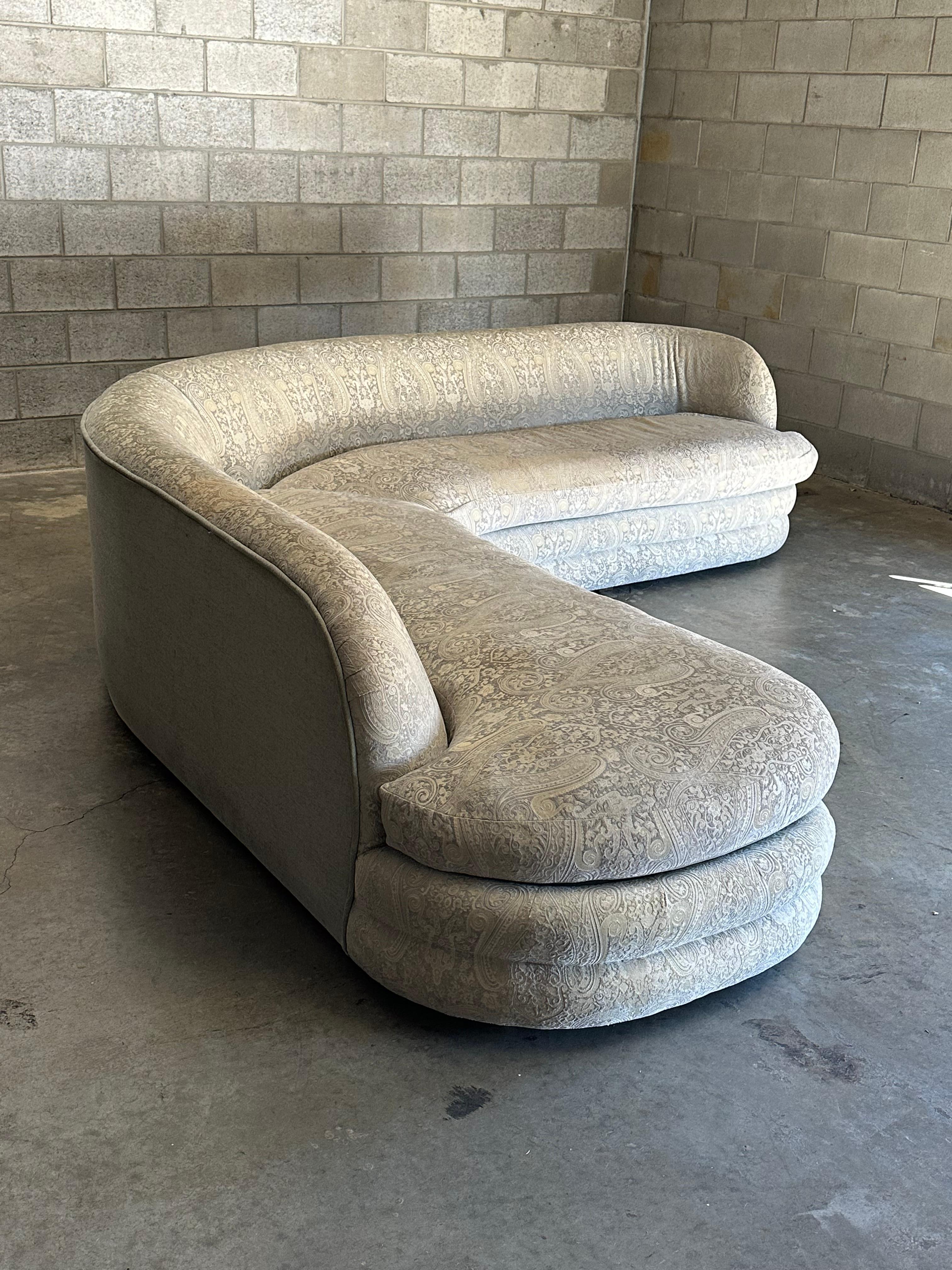 Grand sectionnel serpentin postmoderne avec base empilée d'après Directional Bon état - En vente à St.Petersburg, FL