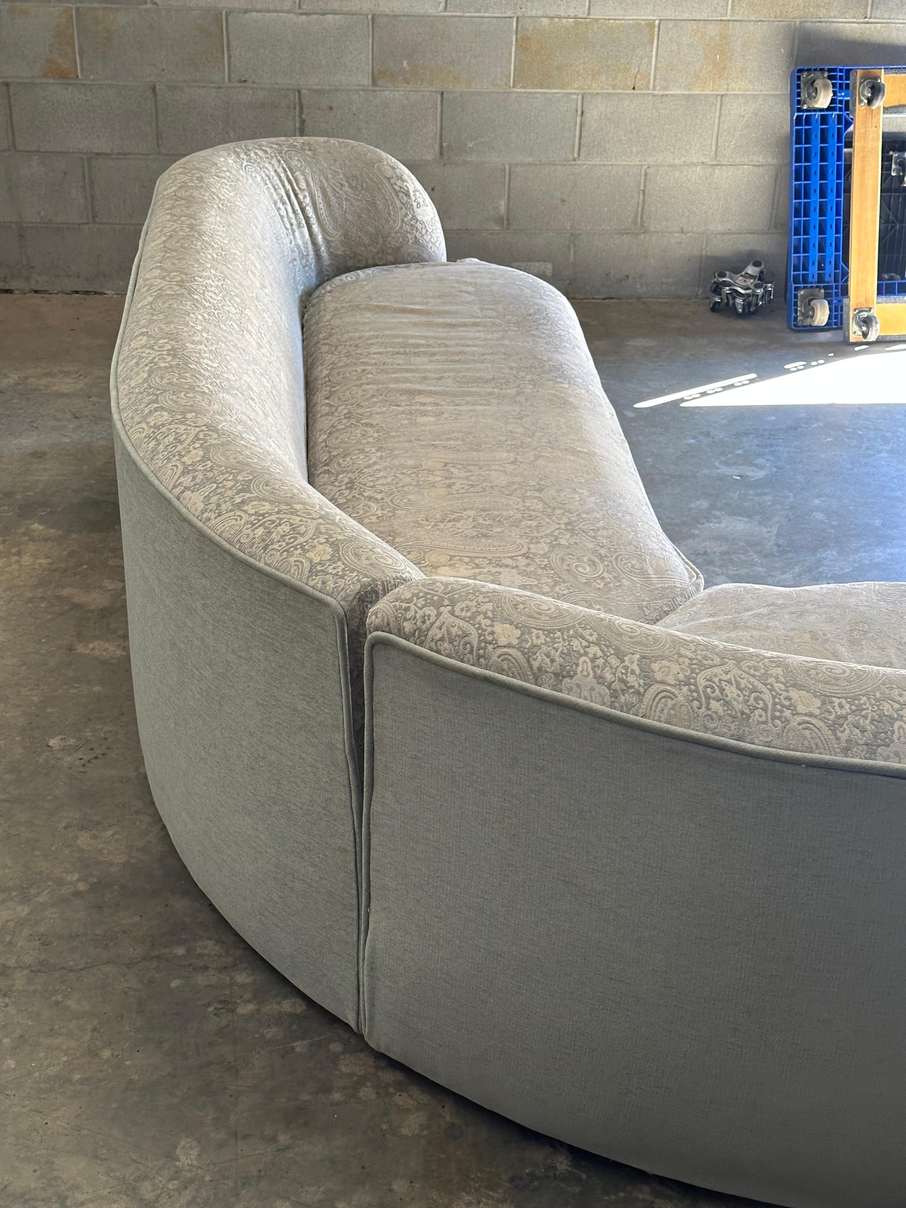 Tissu d'ameublement Grand sectionnel serpentin postmoderne avec base empilée d'après Directional en vente