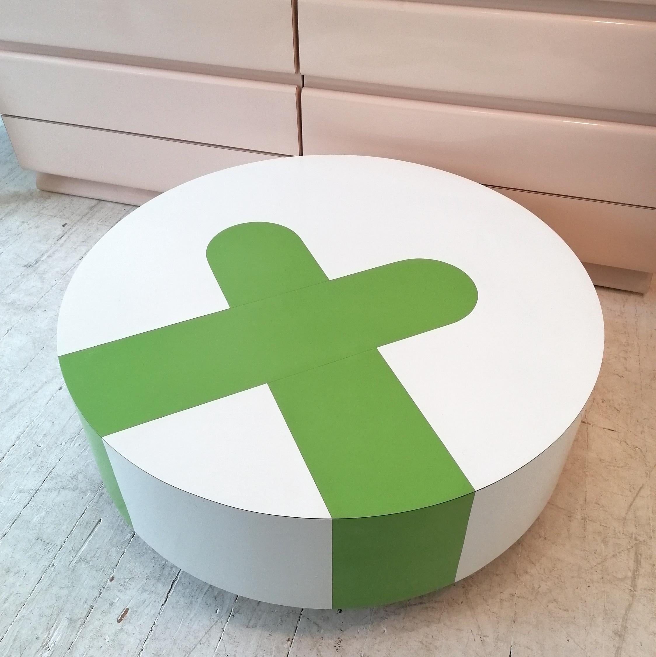 Grande table basse postmoderne américaine en stratifié blanc et vert, avec un design en croix. Se déplace facilement sur des roulettes. En très bon état.


Dimensions : diamètre 96 cm, hauteur 35 cm.