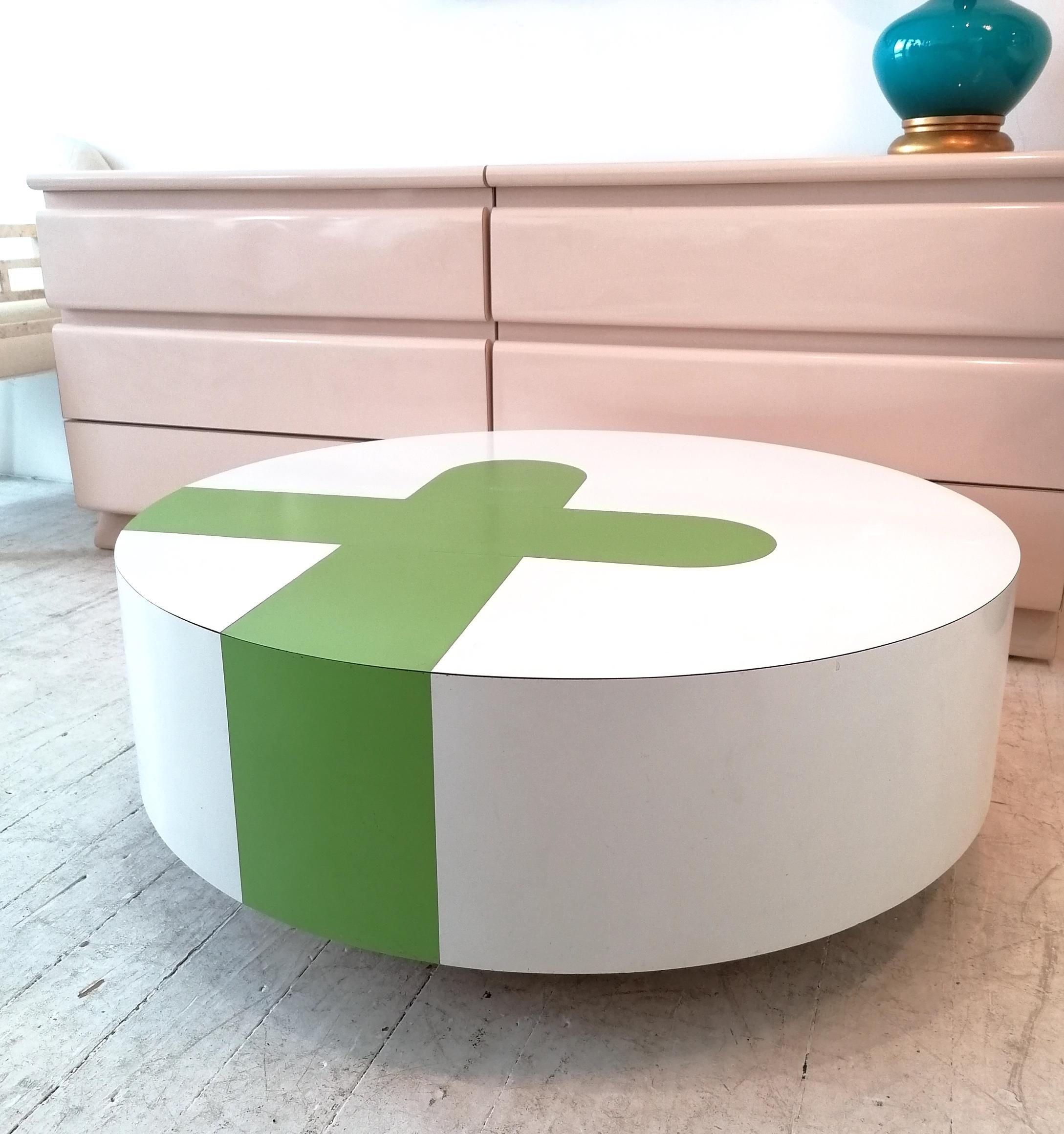 Large Postmodern White & Green Laminate Coffee Table on Casters, USA 1980s 1990s In Good Condition For Sale In Hastings, GB