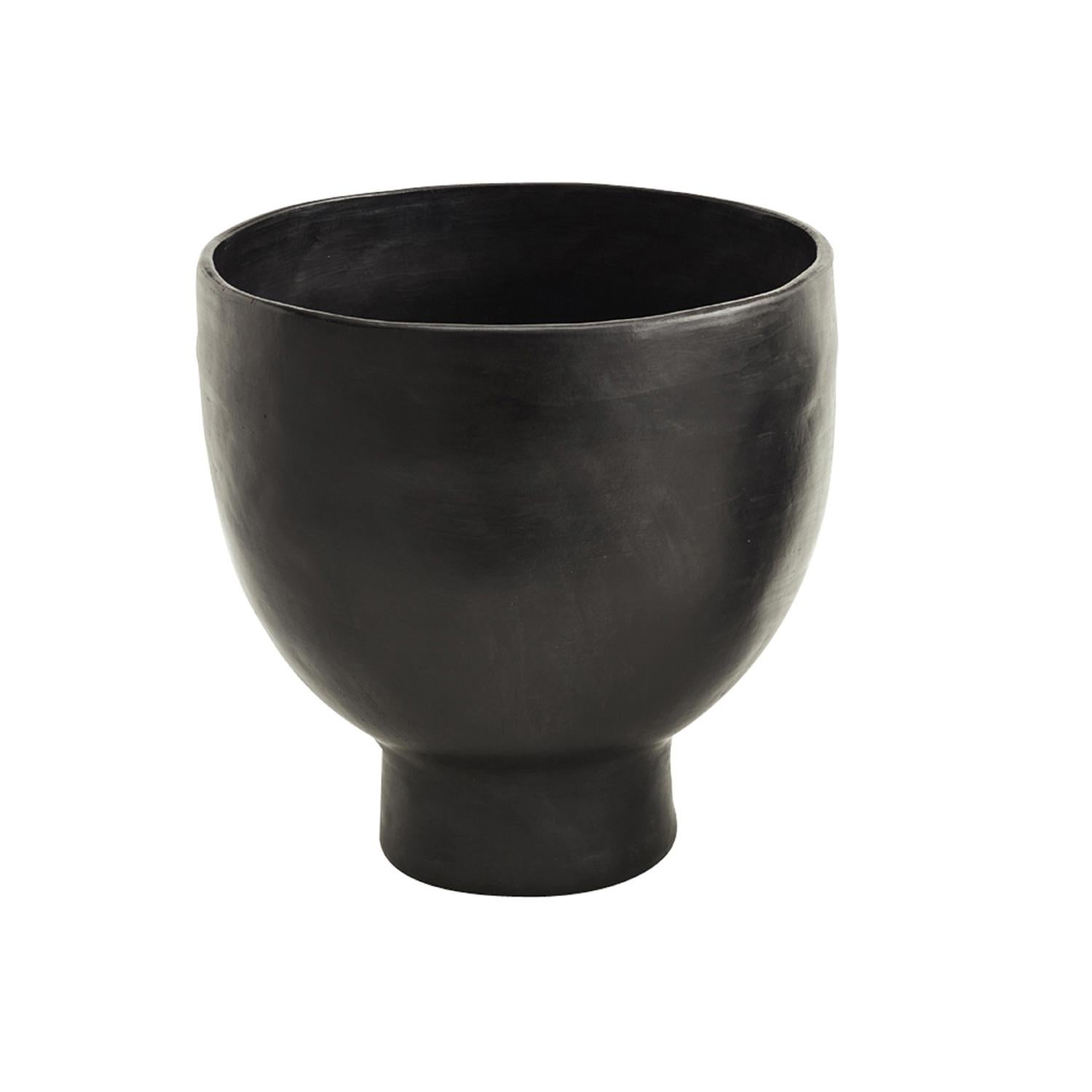 Großer Topf 1 von Sebastian Herkner
MATERIALIEN: Hitzebeständige schwarze Keramik. 
Technik: Glasiert. Im Ofen gegart und mit Halbedelsteinen poliert. 
Abmessungen: Durchmesser 43 cm x H 40 cm 
Erhältlich in den Größen Small und Mini.

Diese