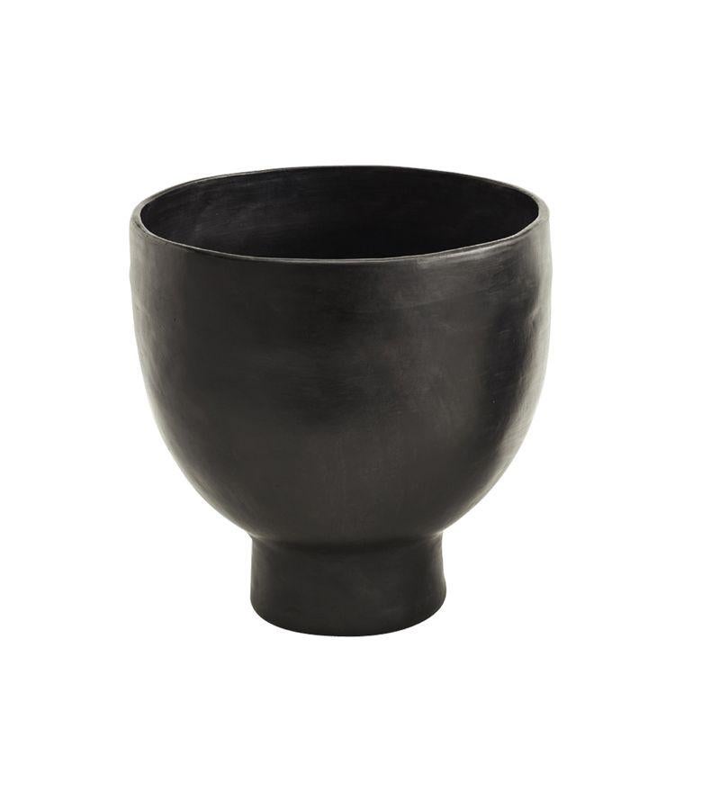Vaso grande 1 di Sebastian Herkner
Materiali: Ceramica rossa resistente al calore. 
Tecnica: Smaltato. Cotto al forno e lucidato con pietre semi-preziose. 
Dimensioni: Diametro 43 cm x H. 40 cm 
Disponibile nelle taglie Small e Mini. 

Questo