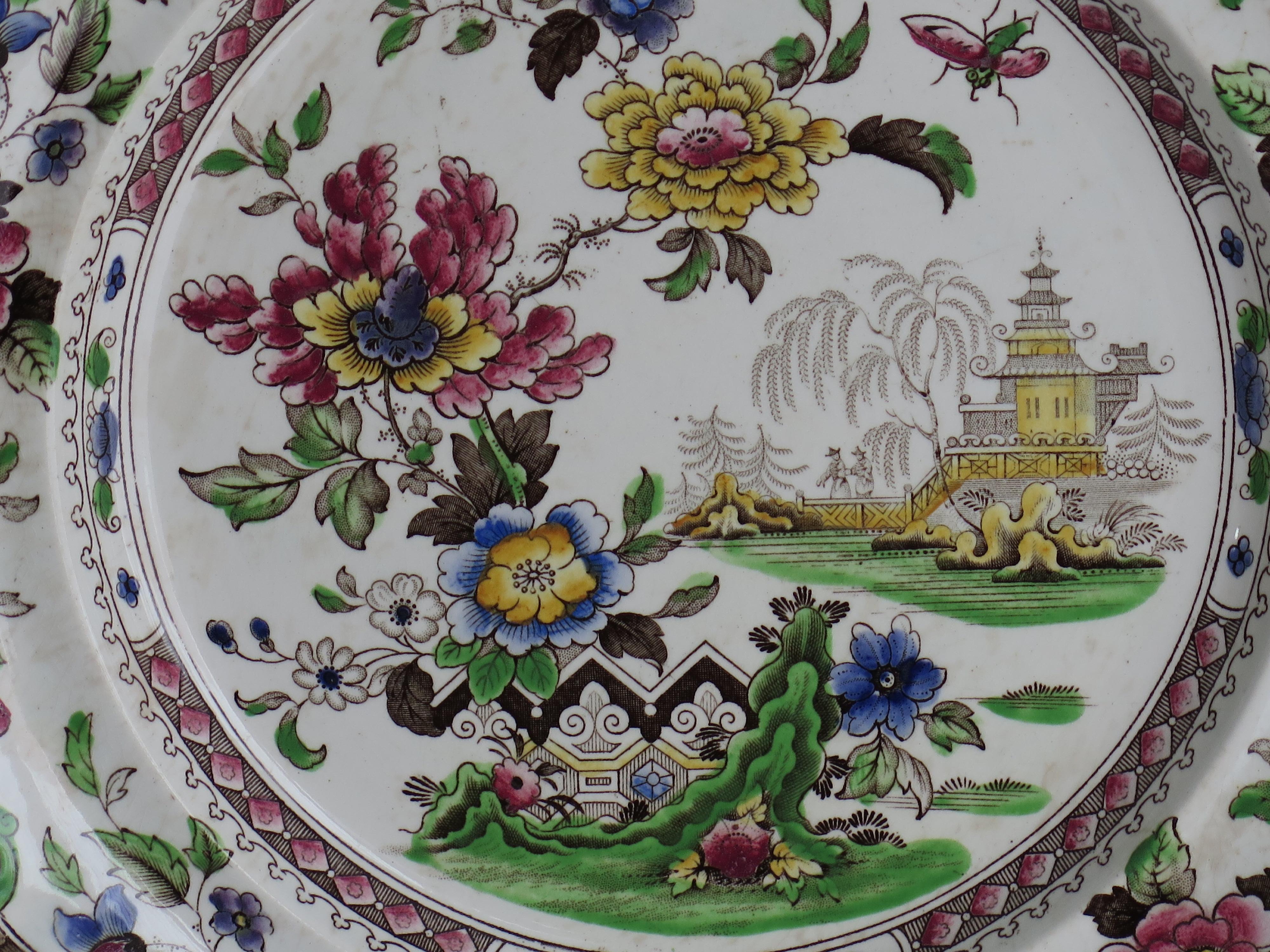 Anglais Grande assiette à dîner en poterie de Zachariah Boyle, motif floral chinois, vers 1825 en vente