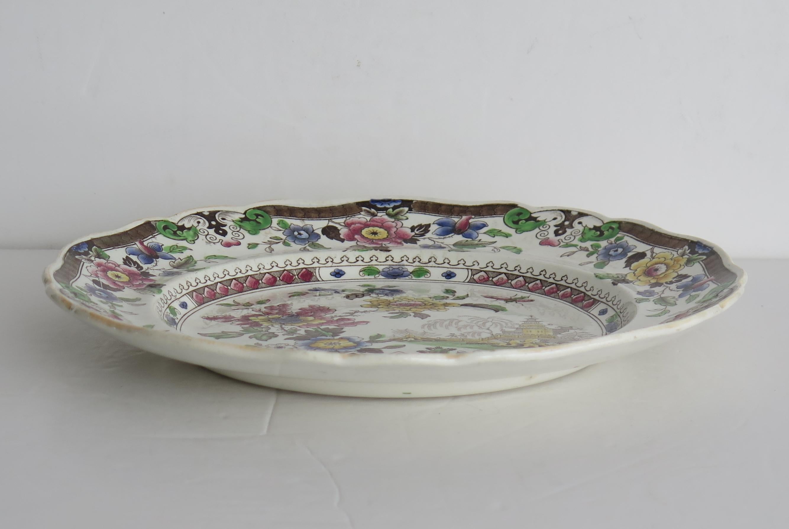 Grande assiette à dîner en poterie de Zachariah Boyle, motif floral chinois, vers 1825 Bon état - En vente à Lincoln, Lincolnshire