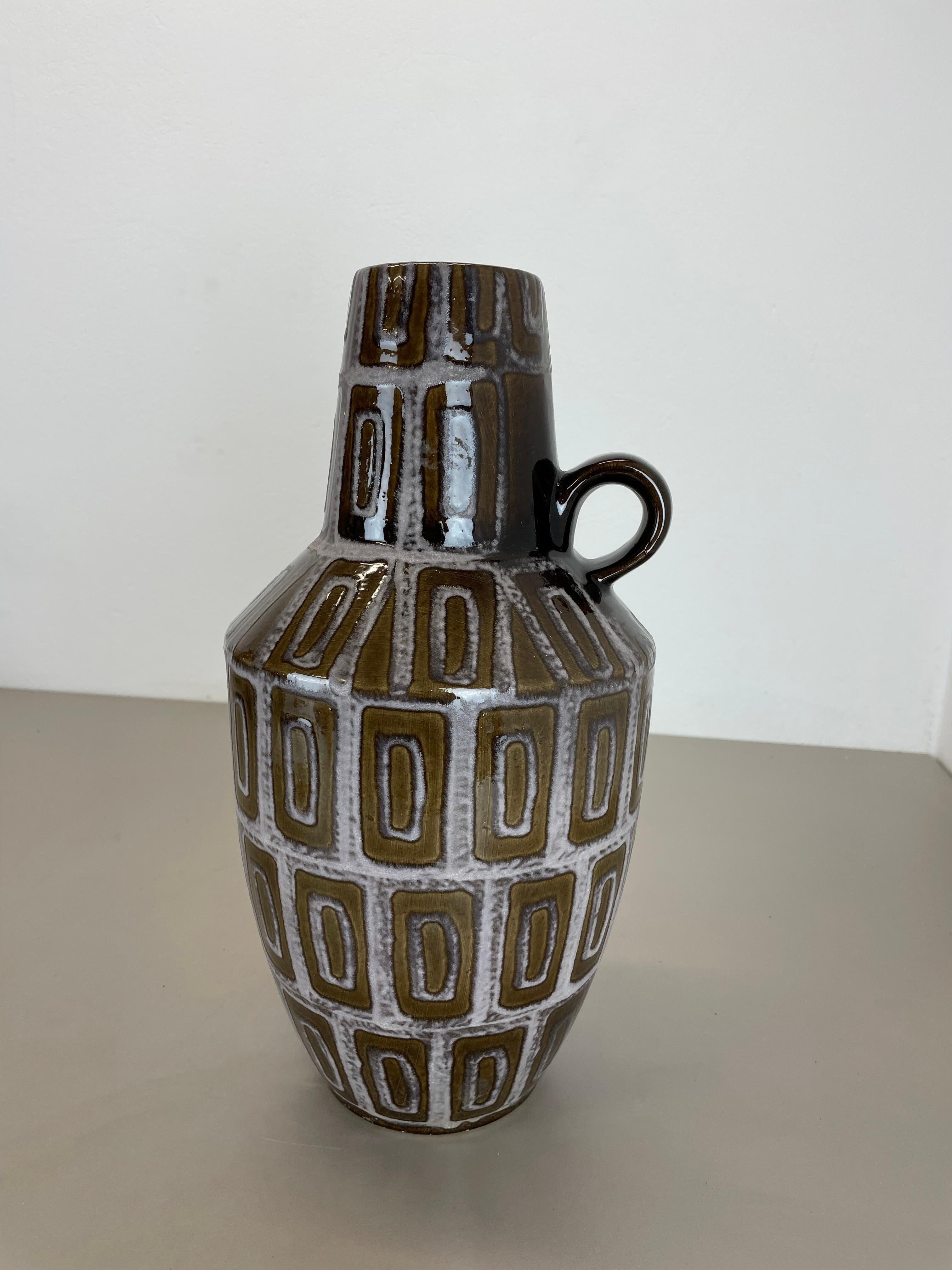 Article :

Vase d'art Fat lava version extra large


Modèle : 279-38


Producteur :

Scheurich, Allemagne



Décennie :

1970s


Description :

Ce vase vintage original a été produit dans les années 1970 en Allemagne. Il est réalisé en poterie