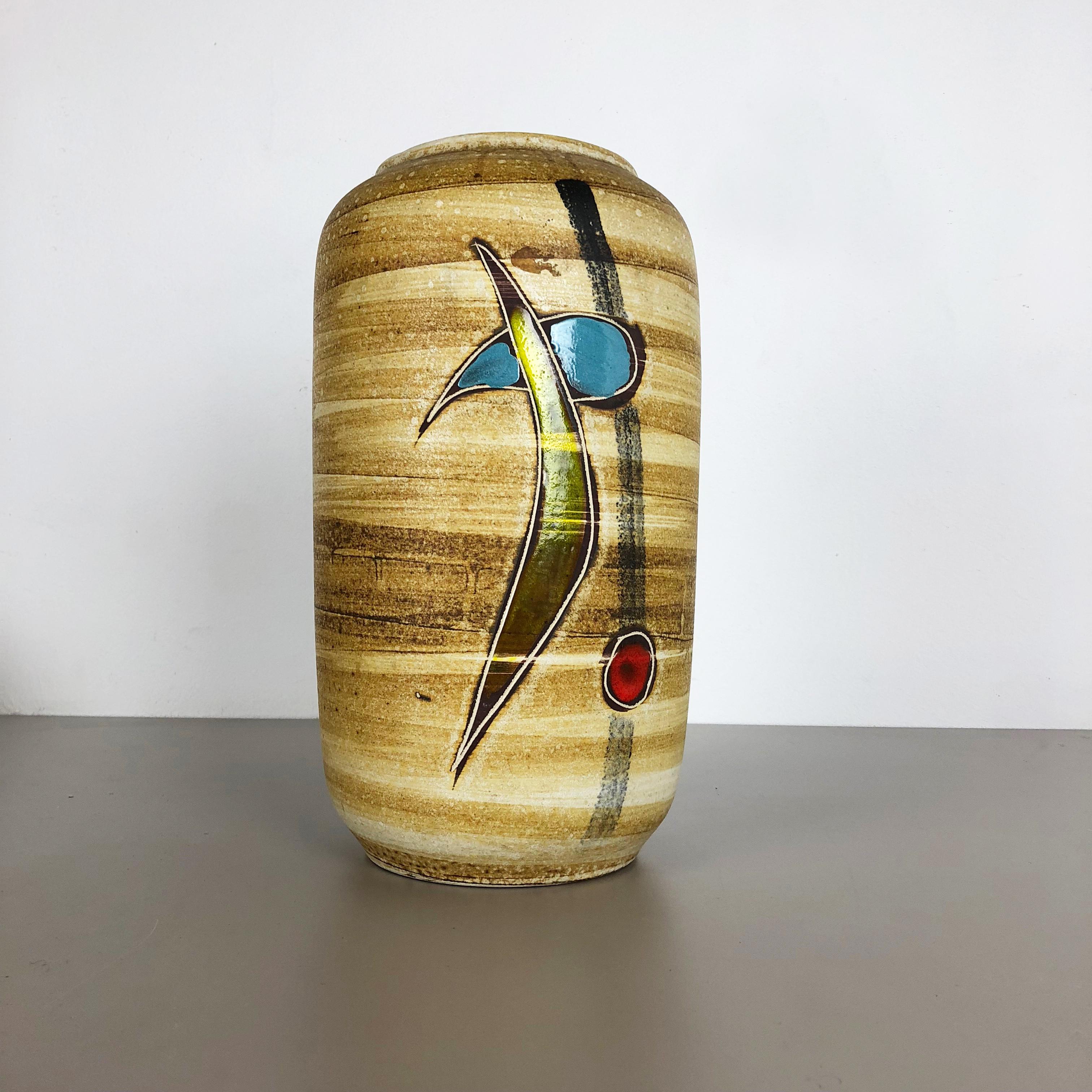 Article:

Fat lava art vase


Model: 546-40


Producer:

Scheurich, Germany



Decade:

1960s


Description:

This original vintage vase was produced in the 1960s in Germany. It is made of ceramic pottery in fat lava optic with