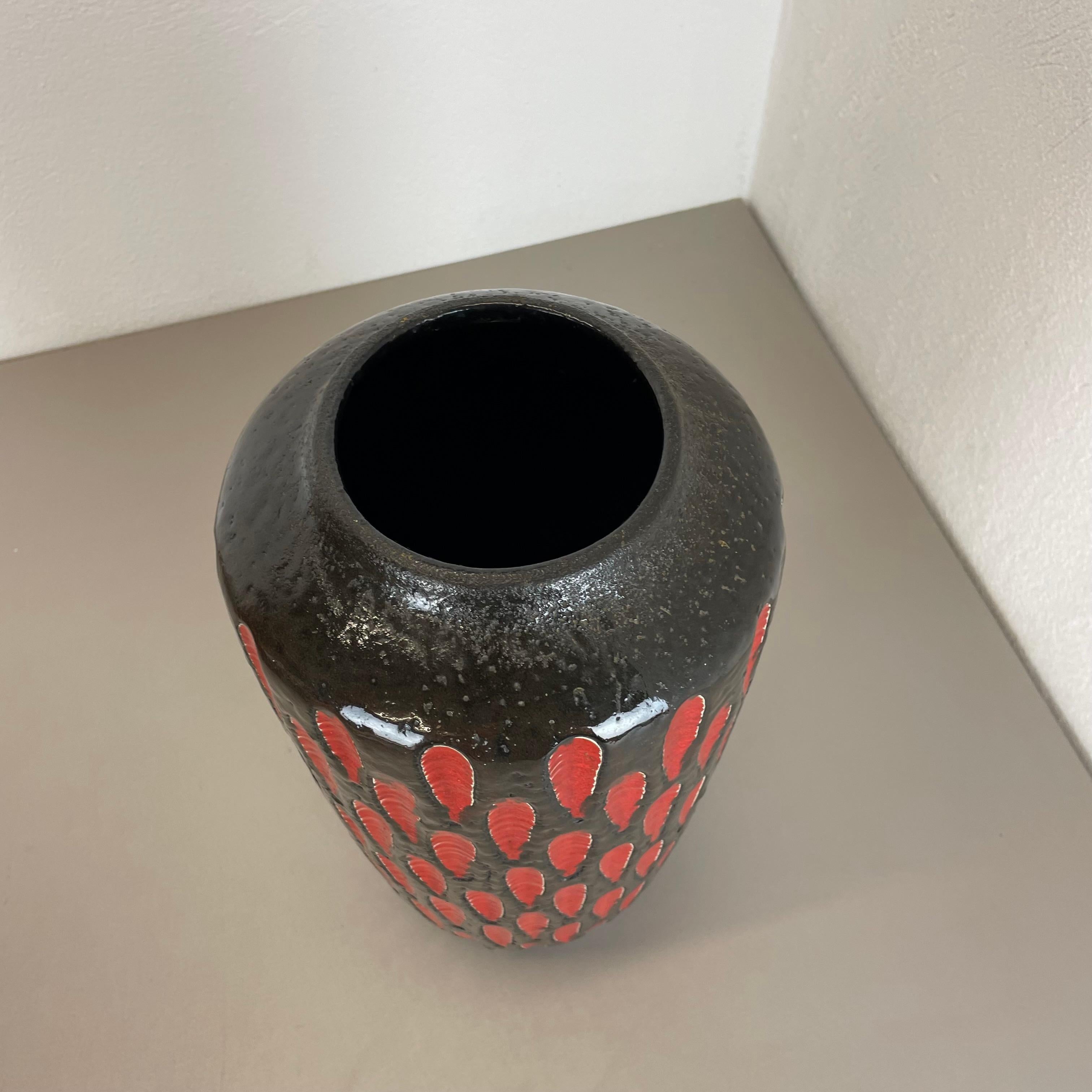 20ième siècle Grand vase de sol en poterie de lave grasse « fraise » 517-38 fabriqué par Scheurich, 1970 en vente