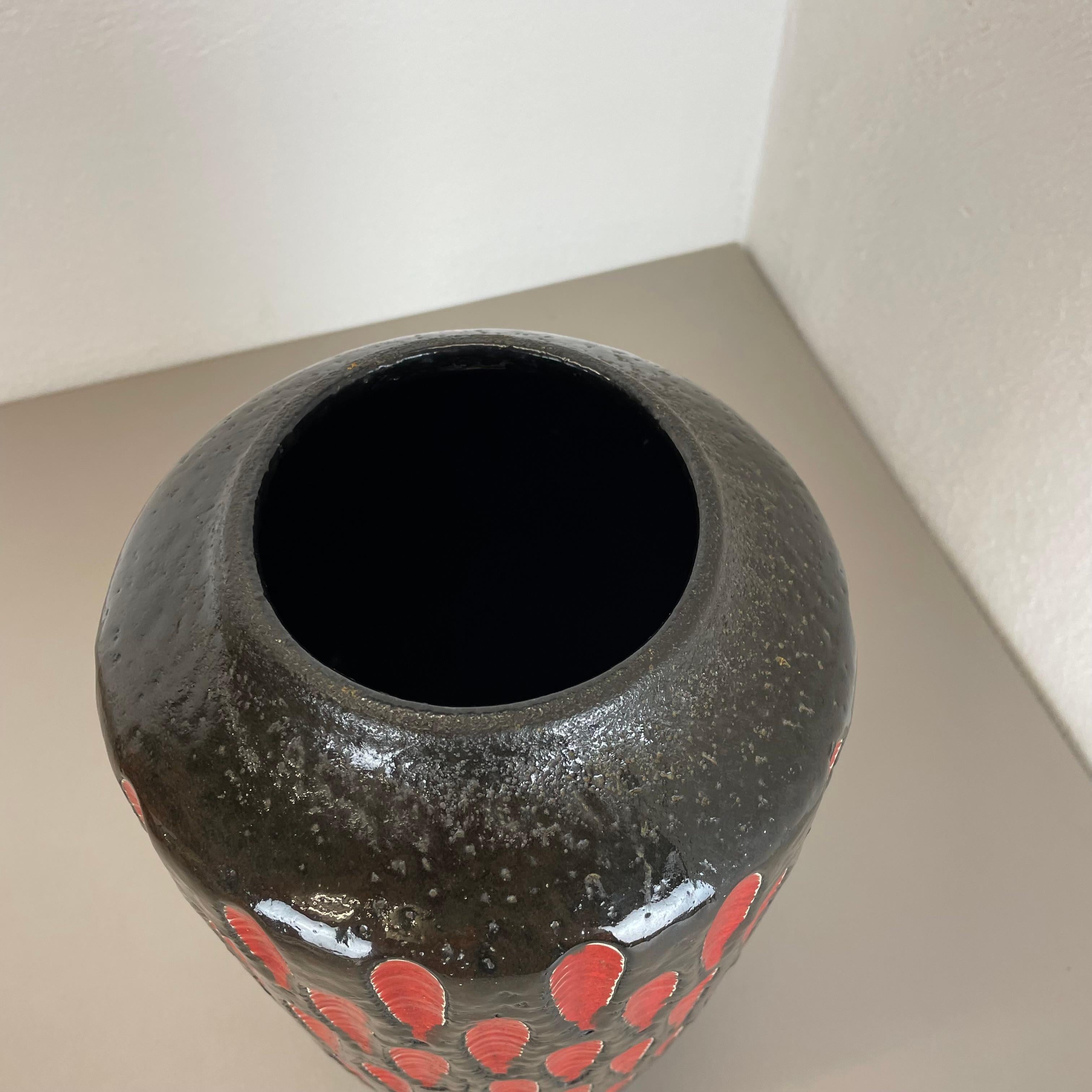 Céramique Grand vase de sol en poterie de lave grasse « fraise » 517-38 fabriqué par Scheurich, 1970 en vente