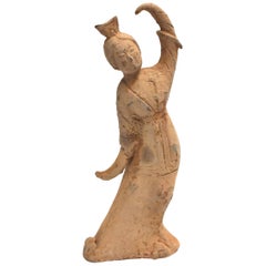 Grande figure de danseuse en terre cuite avec couronne:: style chinois Han