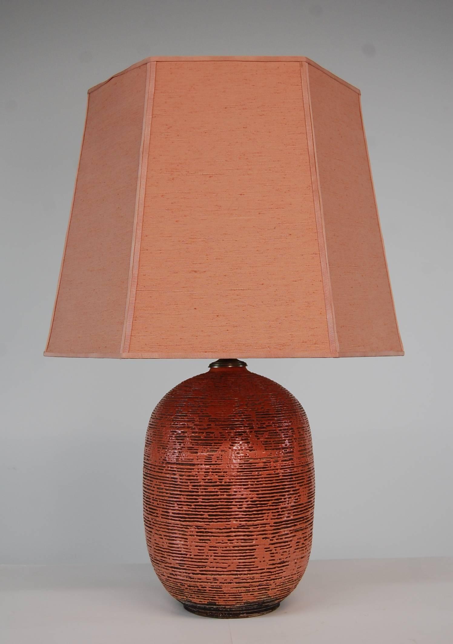 Lampe en poterie, vers 1935, à la manière de Jean Besnard. Le glaçage au sel couleur saumon est stupéfiant. Ferrures nickelées de haute qualité pour l'éclairage normal, l'éclairage vertical ou les deux. Abat-jour personnalisé en lin de couleur