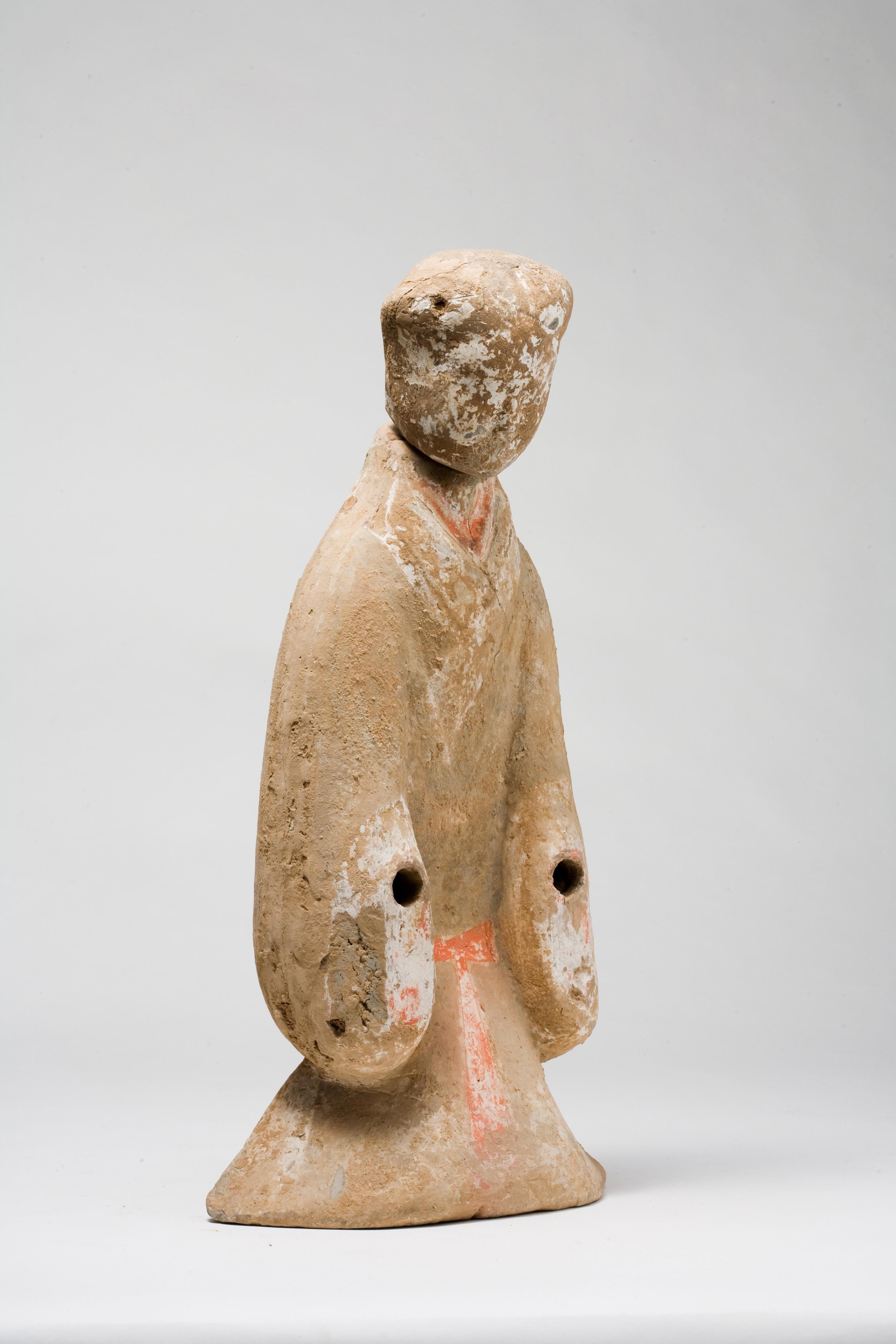 The statuette shows traces of the original red, black, and white pigmentation. The figure’s body, head, and hands (which in this case are lost) were all made separately to give her an essence of movement and dynamism. Given its almost identical