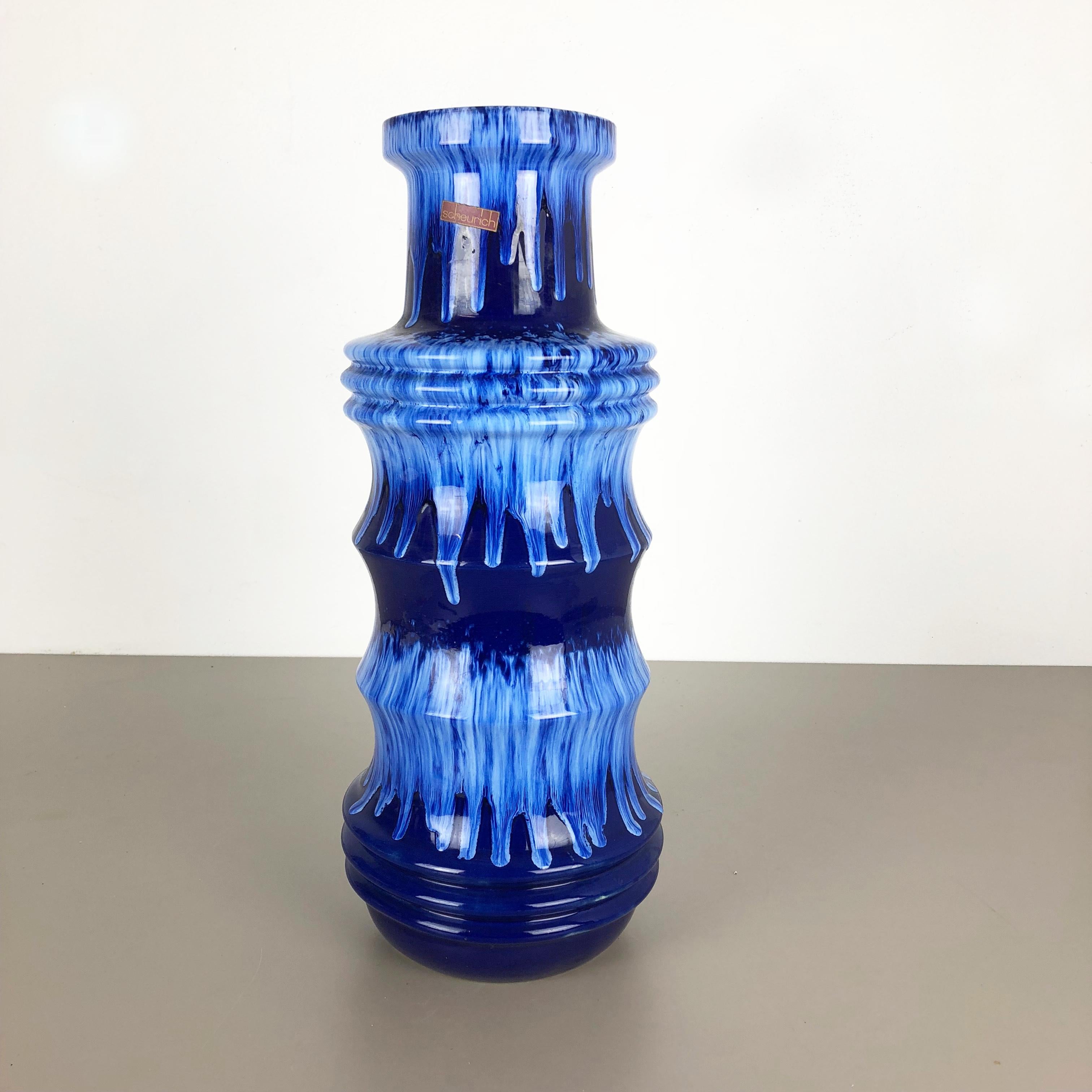 Artikel:

Fat Lava Art Vase extra große Version


Modell: 266-53


Produzent:

Scheurich, Deutschland



Jahrzehnt:

1970er




Diese originelle Vintage-Vase wurde in den 1970er Jahren in Deutschland hergestellt. Sie ist aus