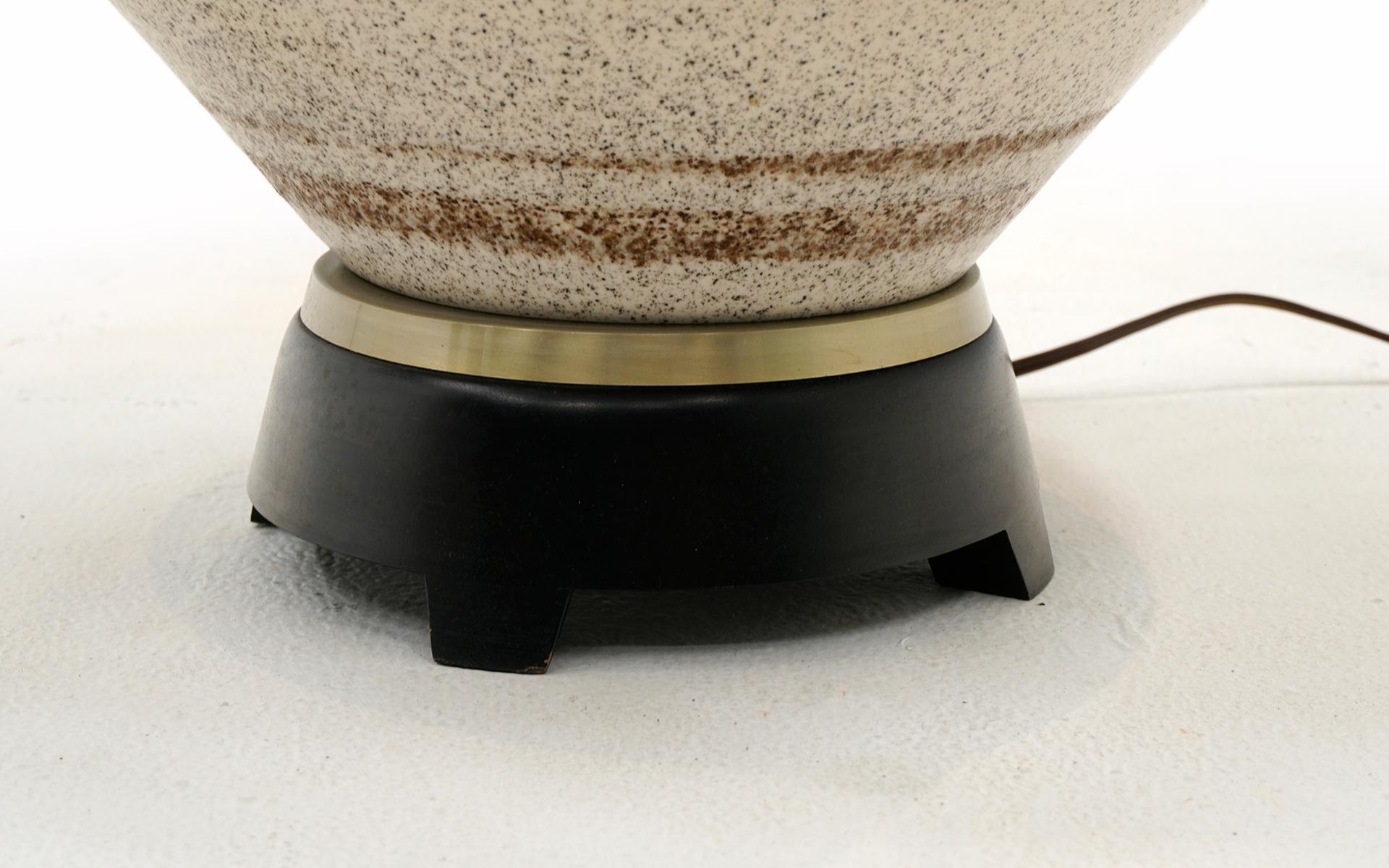 Plastique Grande lampe de bureau en poterie avec abat-jour d'origine exceptionnel  en vente