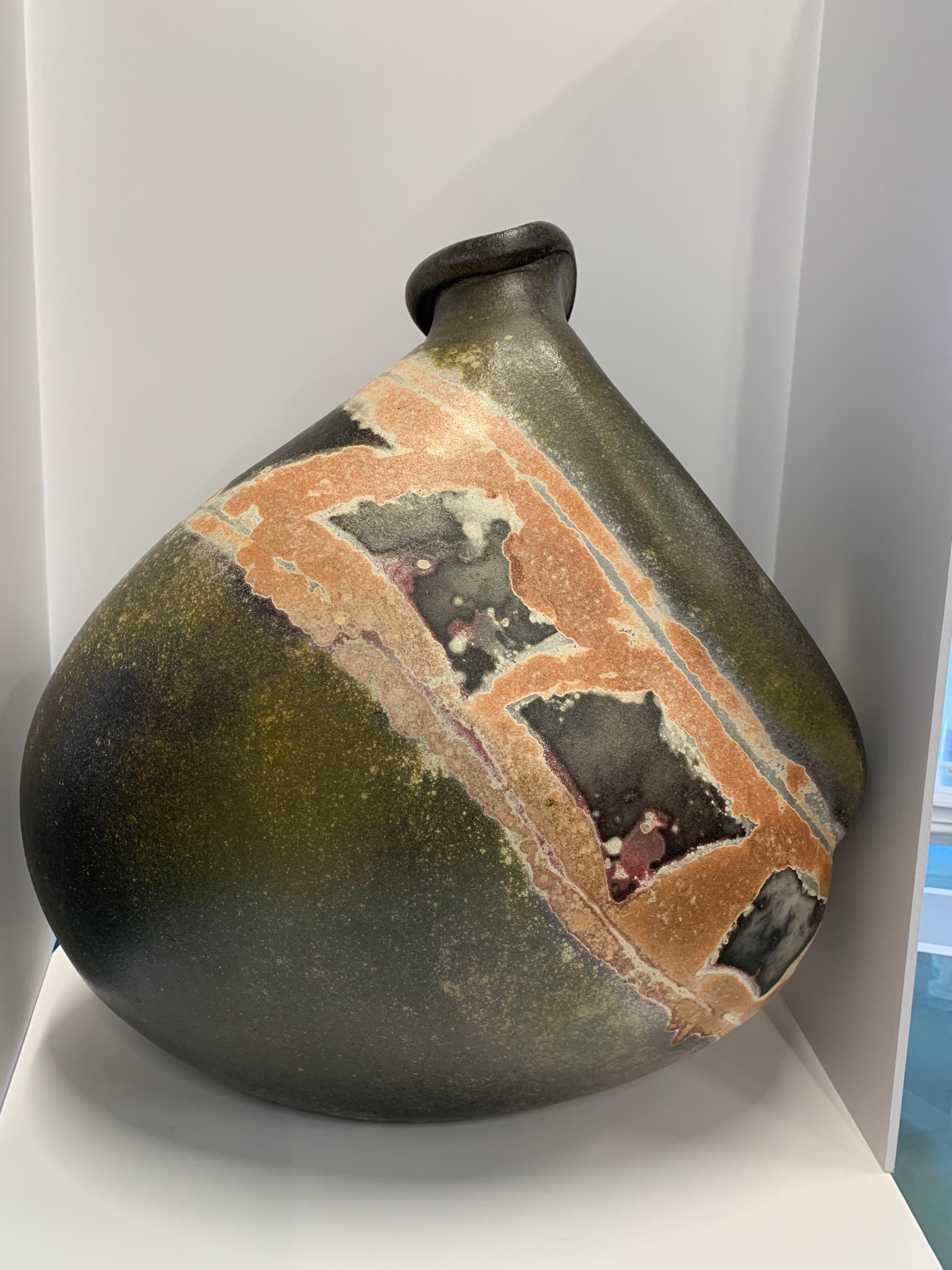 A large bulbous and nicely decorated pottery vase. Signed on the base. Likely from the late 20th century. In good condition with only some minor glaze imperfections in the firing process.
