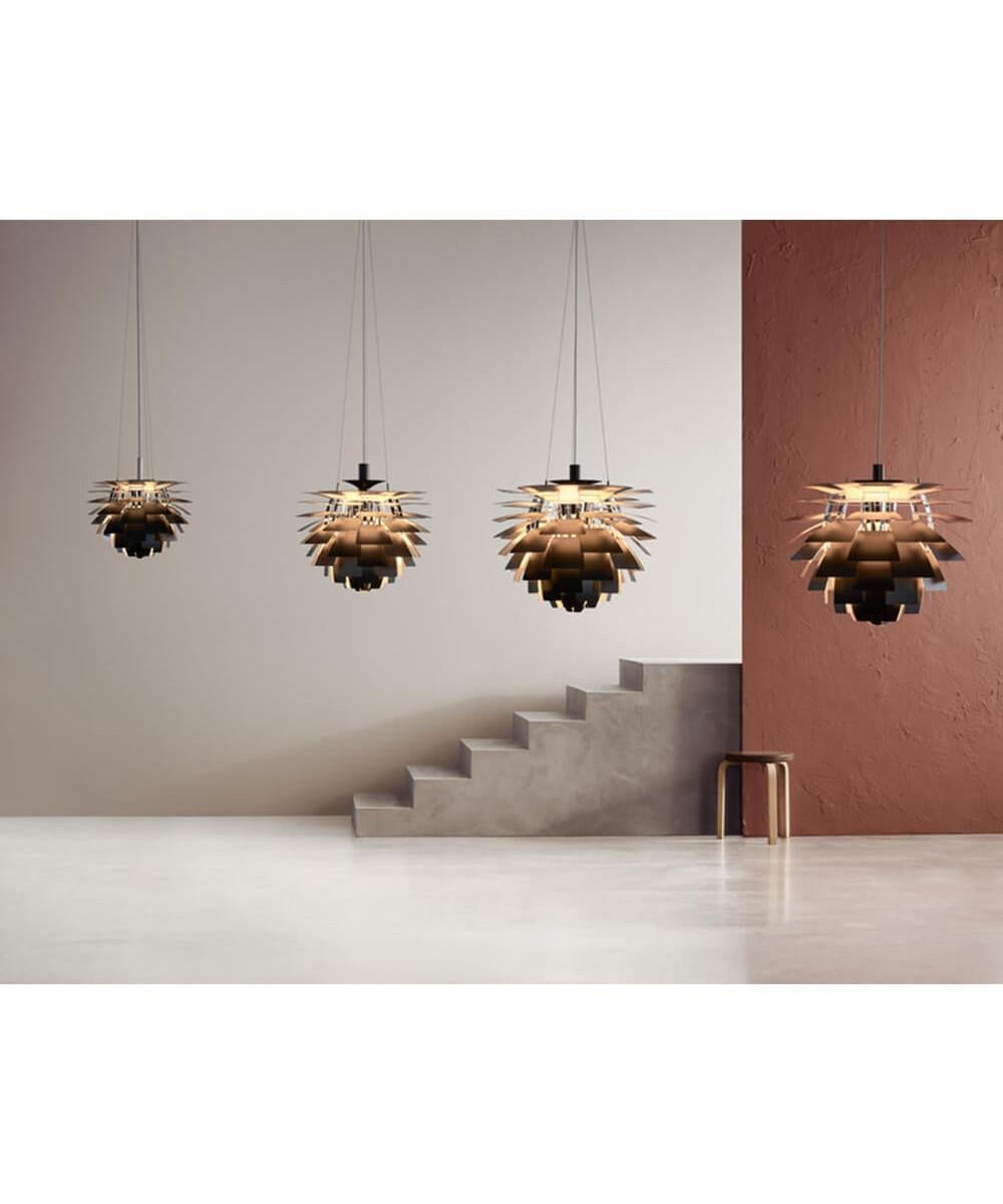 Grand lustre 'PH Artichoke' de Poul Henningsen pour Louis Poulsen en noir.

La suspension PH Artichoke a été conçue en 1958 par Poul Henningsen pour le restaurant Langelinie Pavillonen à Copenhague, où elle est toujours accrochée aujourd'hui.